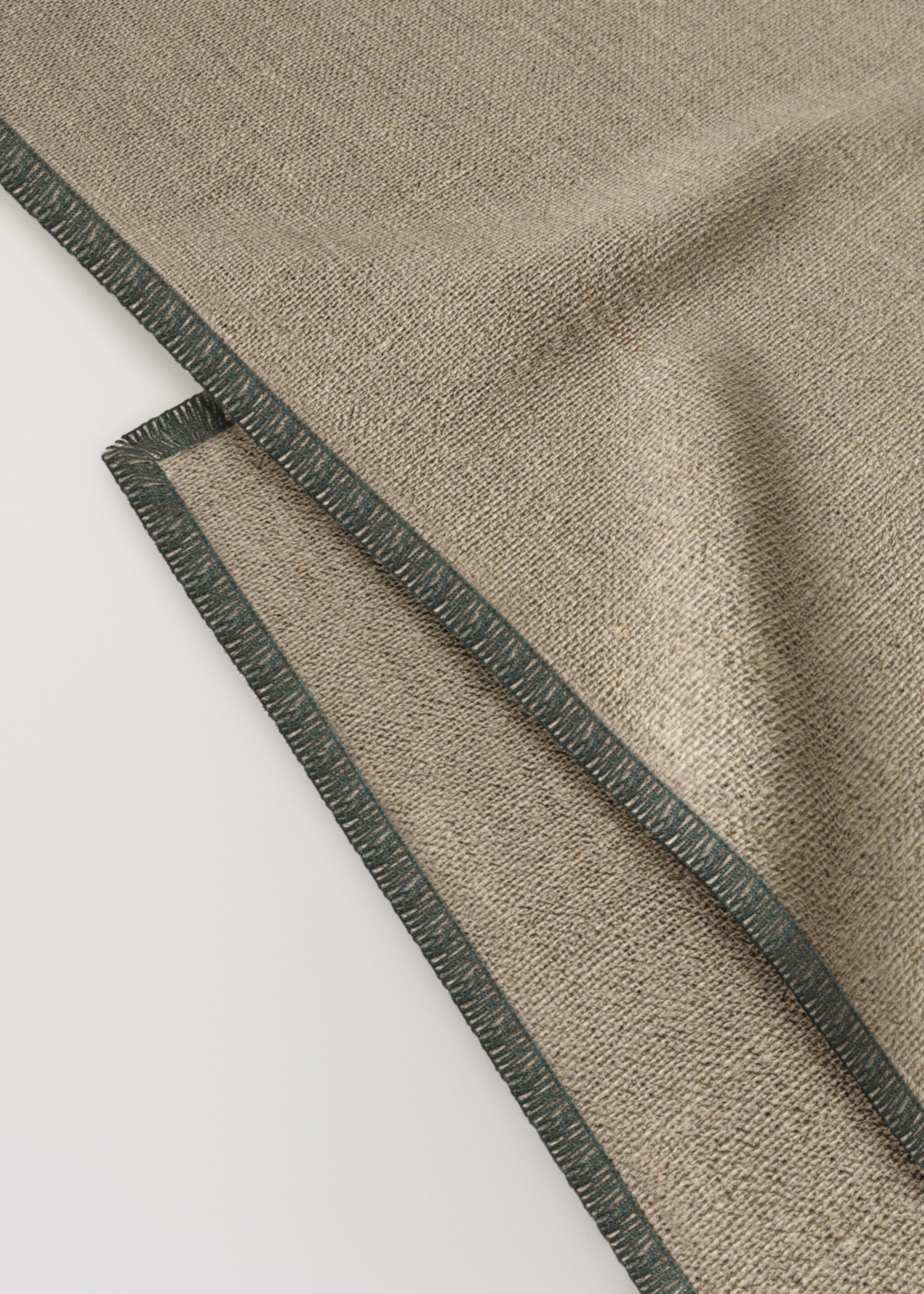 Linen napkin with contrasting overlock - Details of the article 2