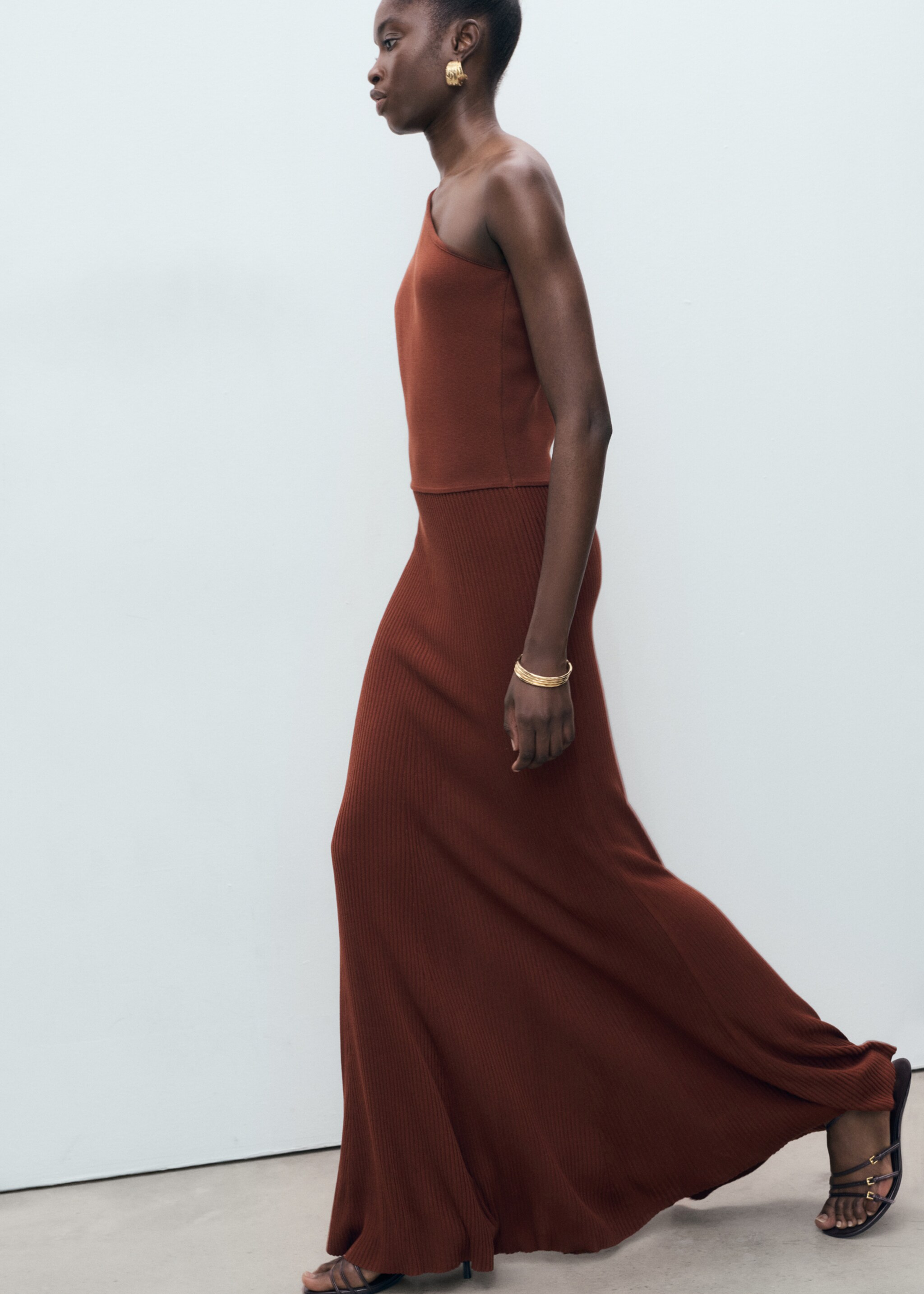 Asymmetrical combined-knit dress - Details of the article 6, Russet. Ref: 17094139-00.