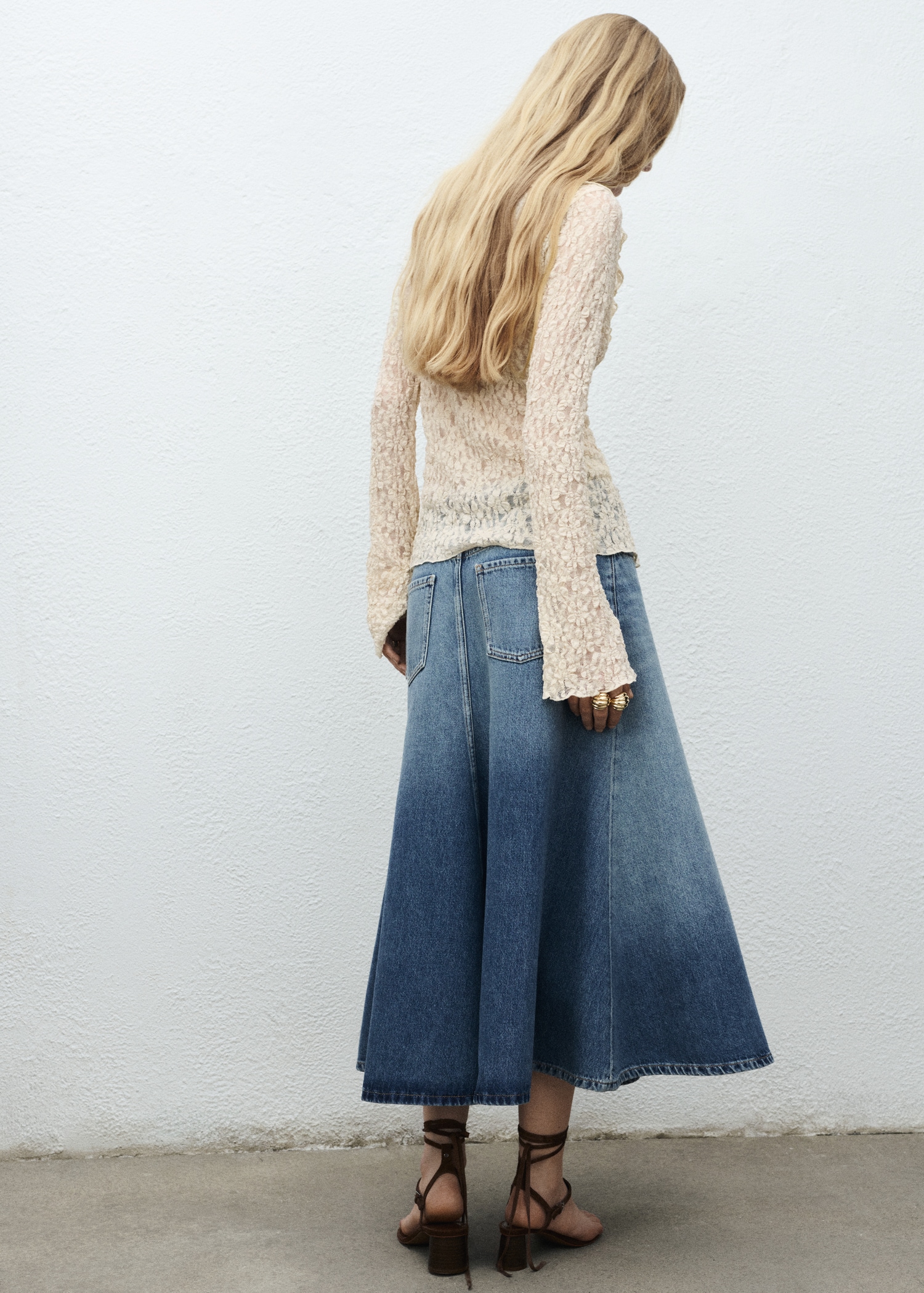 Blusa de folhos e renda Mulher MANGO Portugal - Main Image