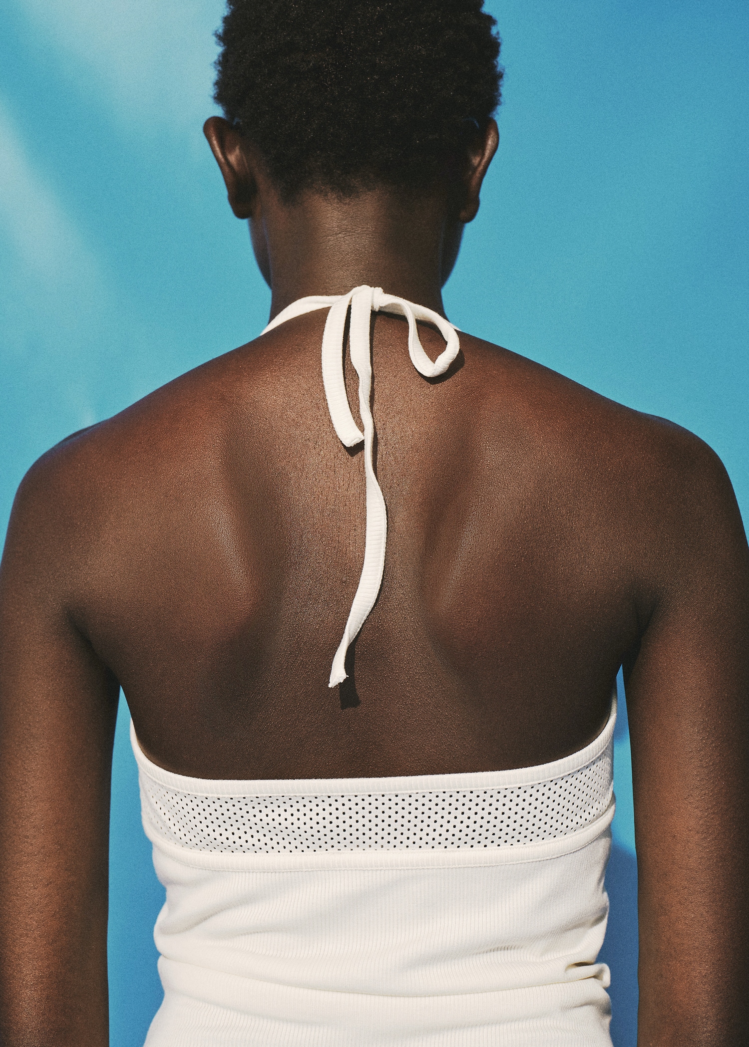 Perforated neckline top - Reverse of the article