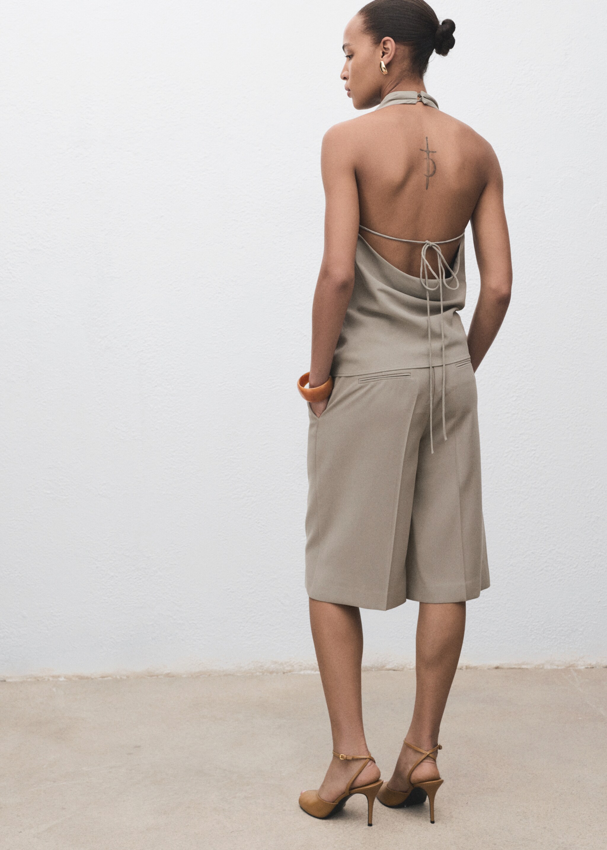 Bermudashorts med middels midjehøyde - Baksiden av artikkelen, Grå. Ref: 17094426-00.