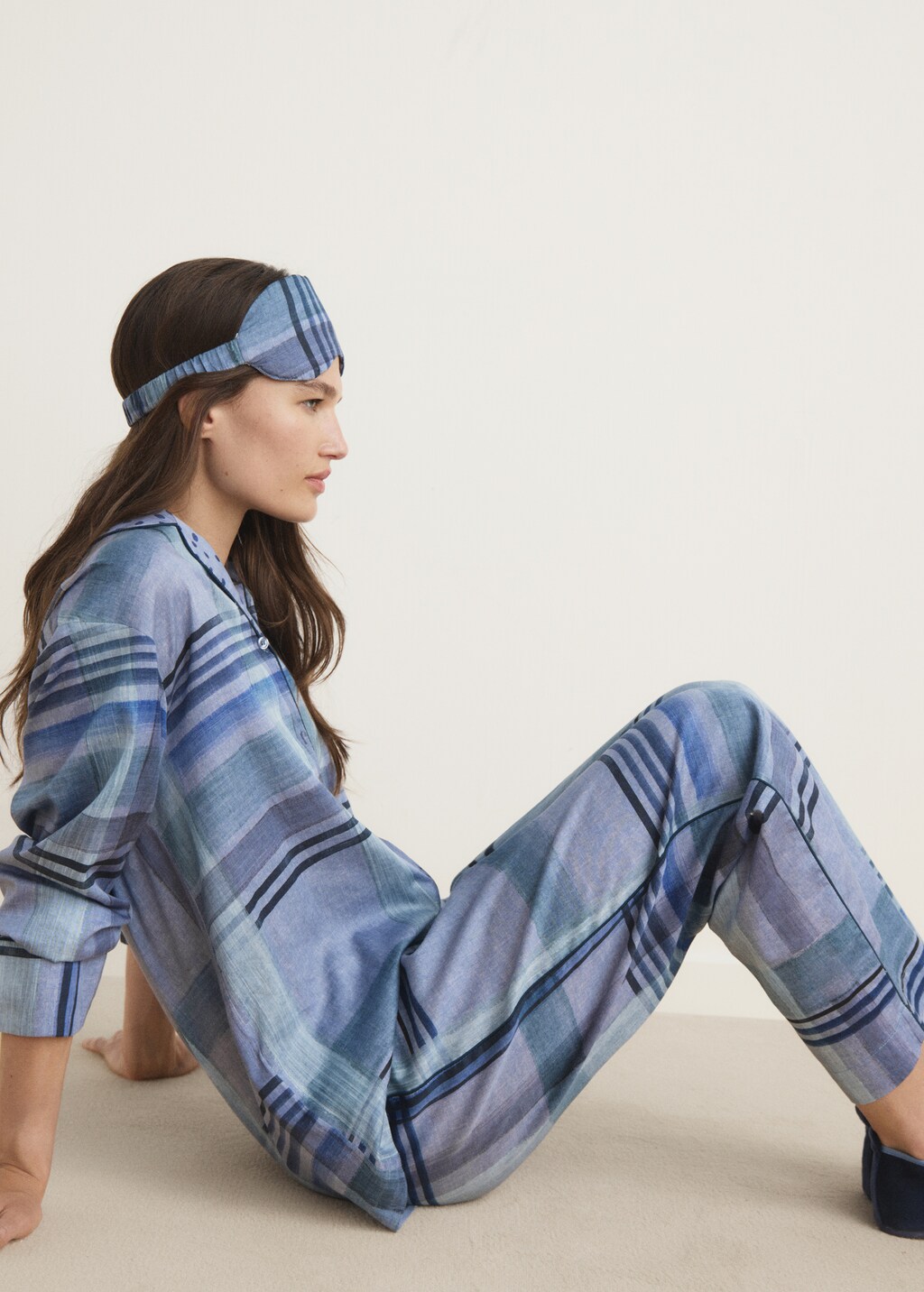 Printed pajama pants with piping - image 4