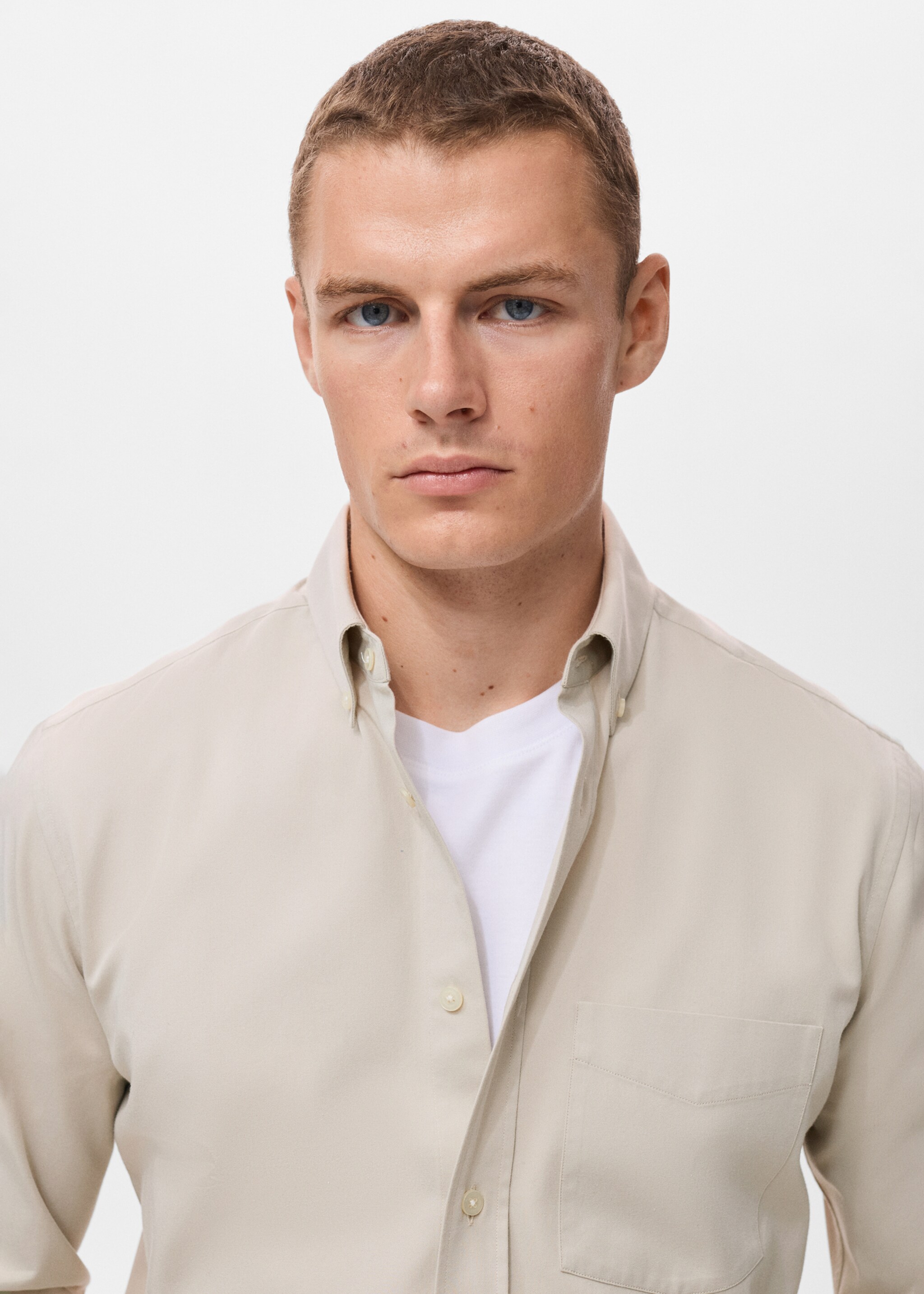 100% cotton regular fit pocket shirt - Details of the article 1, Ecru. Ref: 17094440-00.