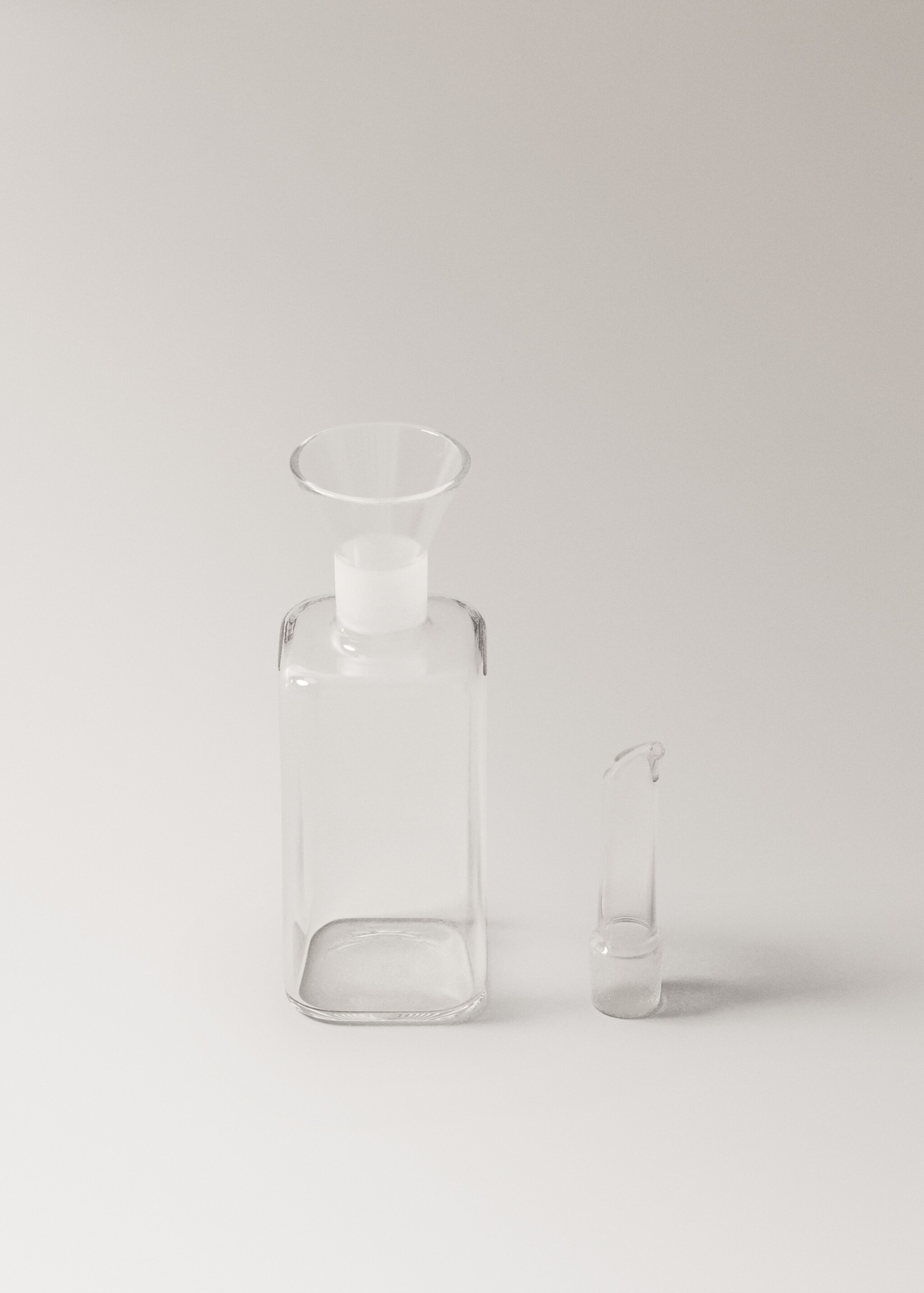 Medium-sized transparent borosilicate oil cruet - Details of the article 2, Off White. Ref: 17094444-00.