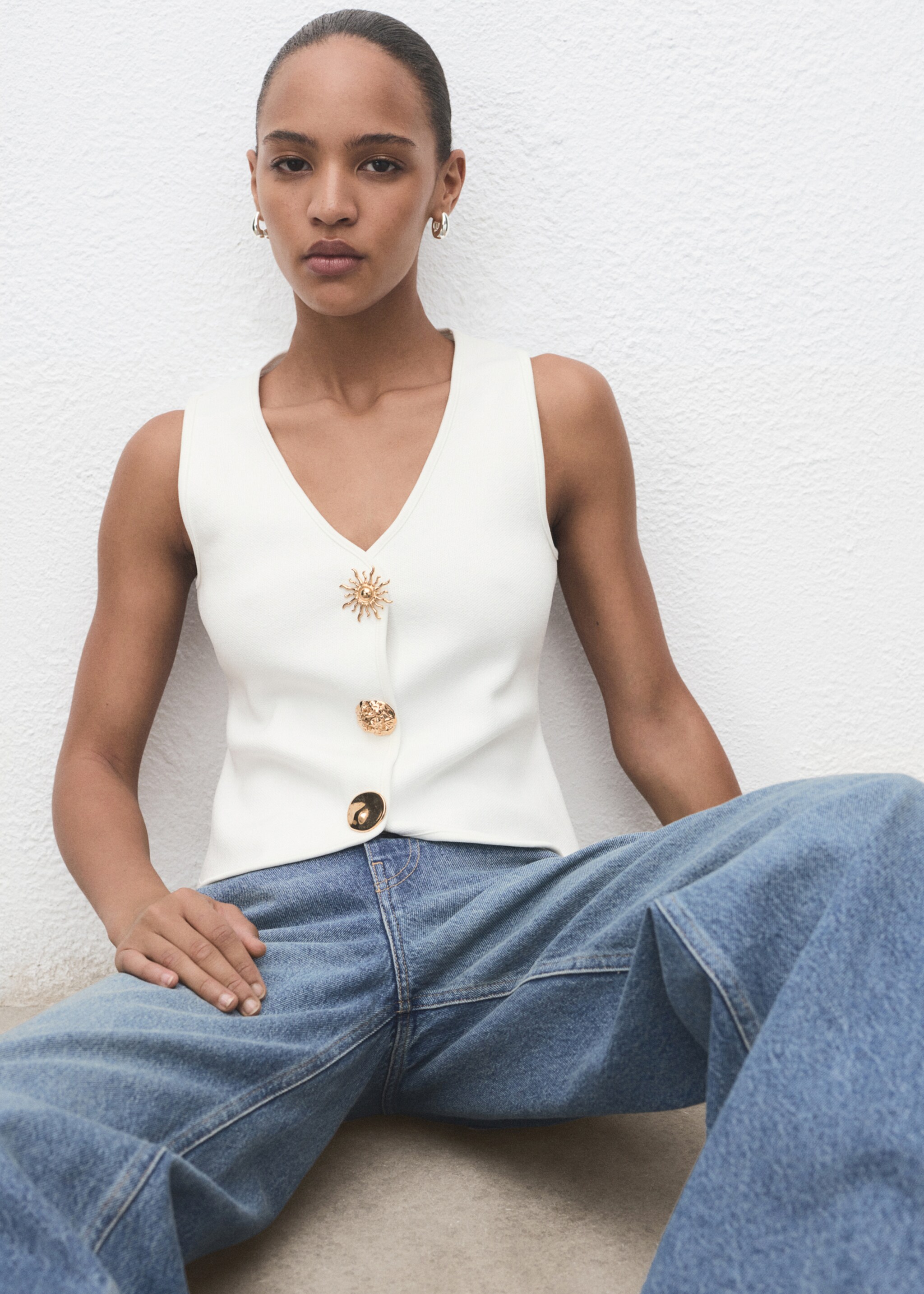 Knitted waistcoat with jewel buttons - Details of the article 2, White. Ref: 17094447-00.