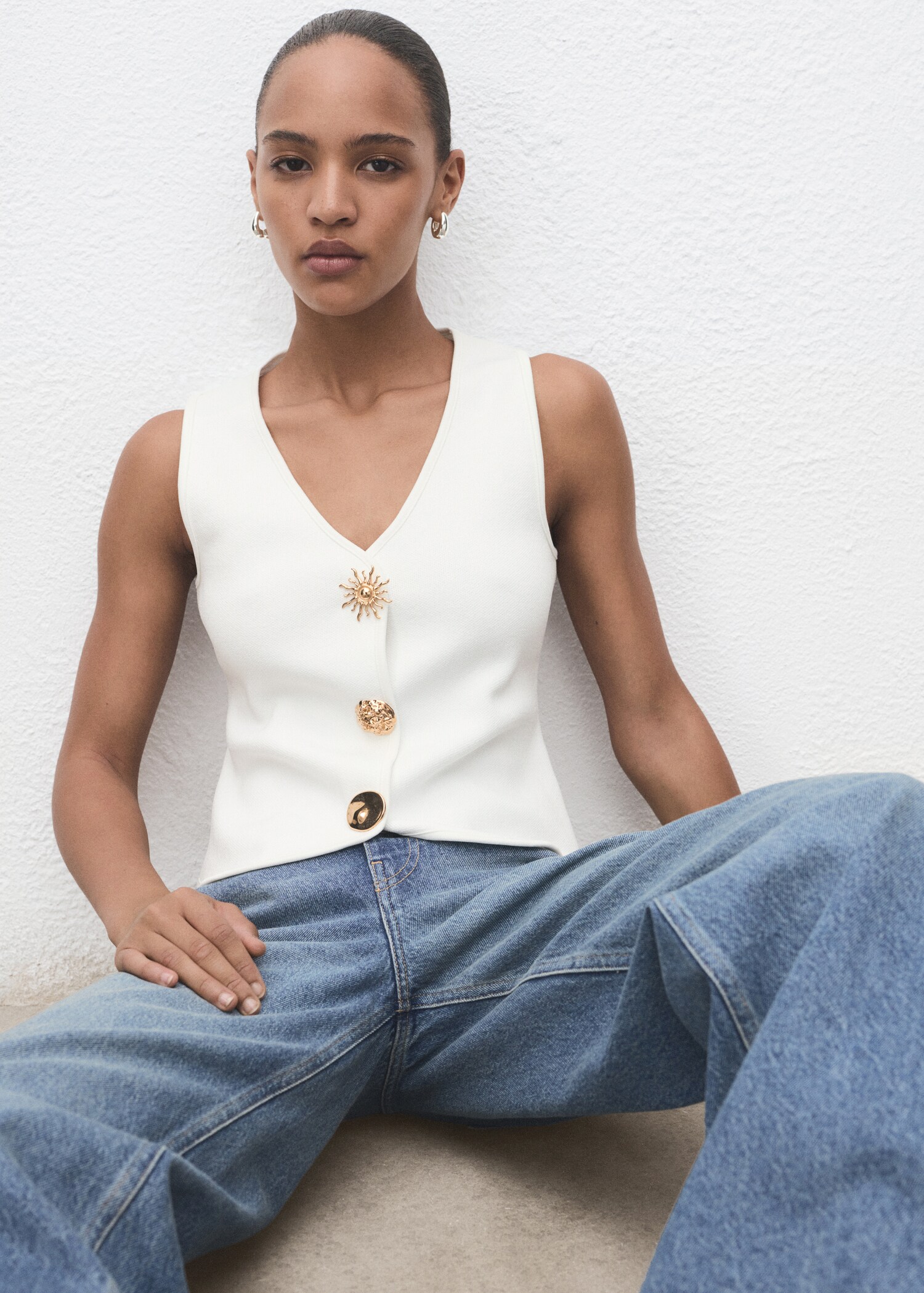 Knitted waistcoat with jewel buttons - Details of the article 2