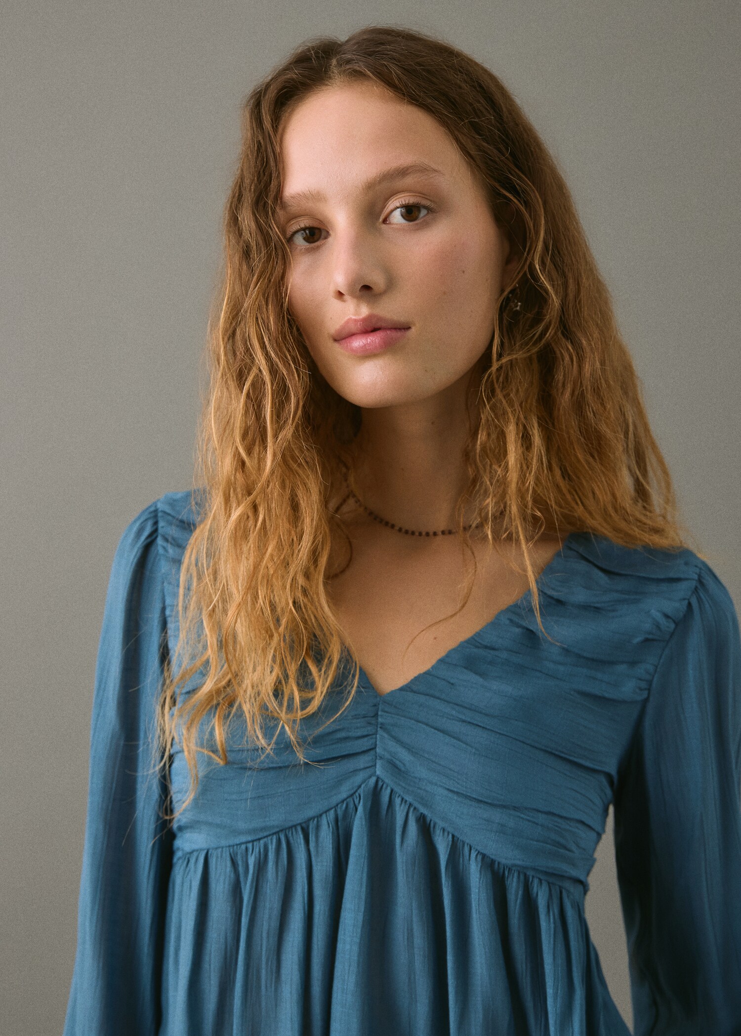 Blusa fluida fruncida - Detalle del artículo 1