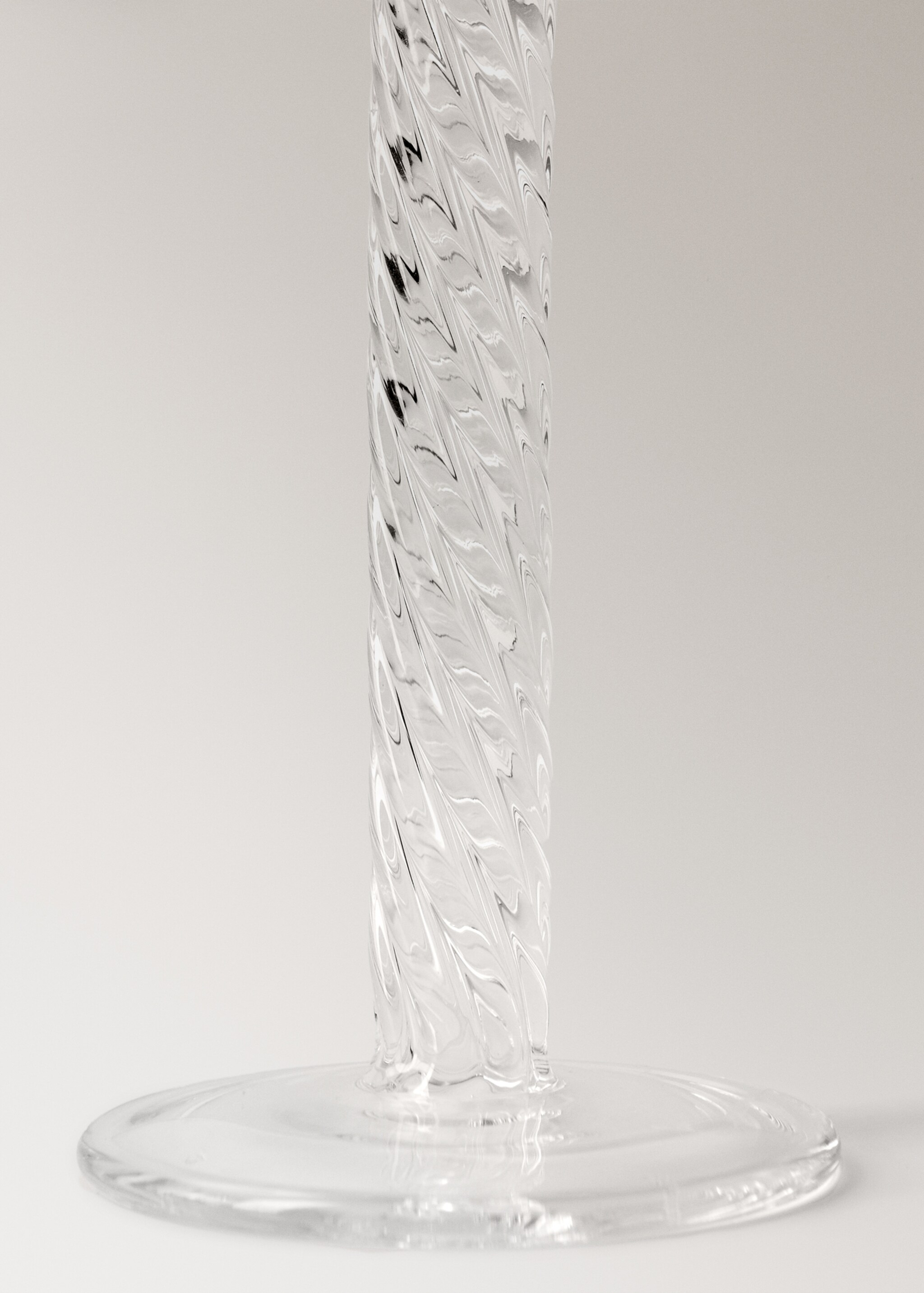 Κηροπήγιο από βοριοπυριτικό γυαλί με σπειροειδή κορμό - Λεπτομέρεια του προϊόντος 2, Γκρι Πάγου. Ref: 17094788-00.