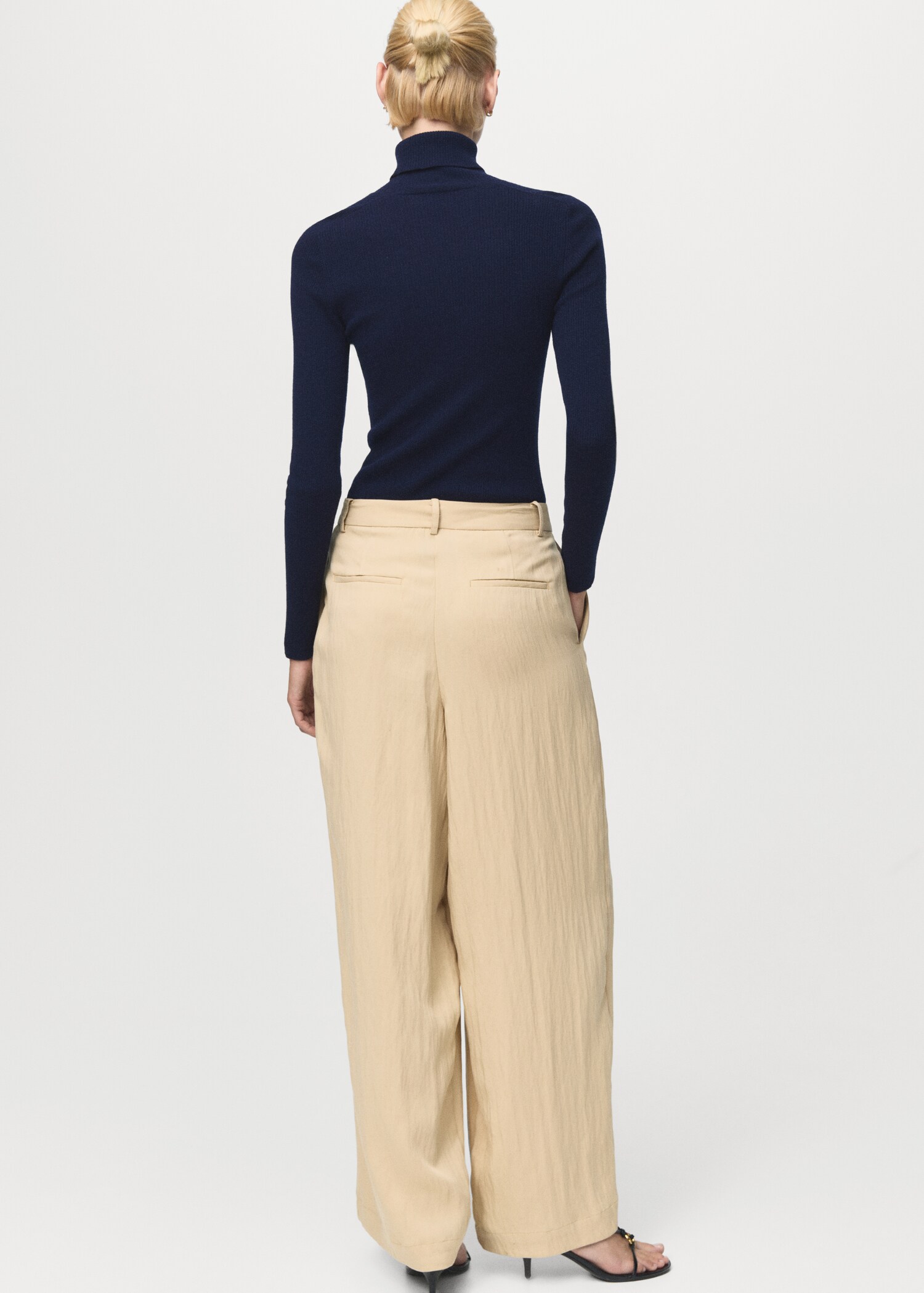 Turtleneck wool sweater - Reverse of the article
