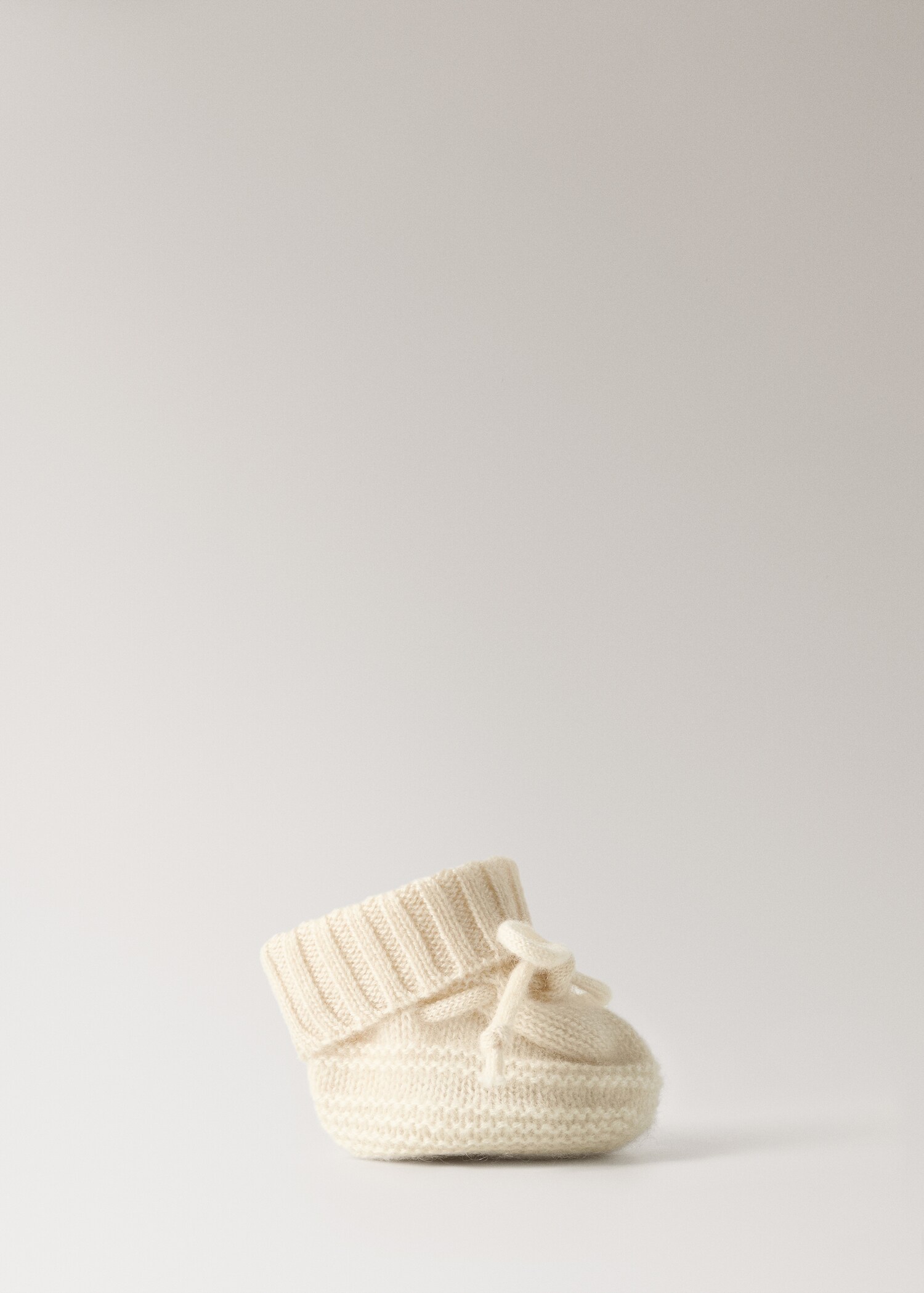 Gestrickte Babyschuhe mit Schleife - Artikel ohne Model