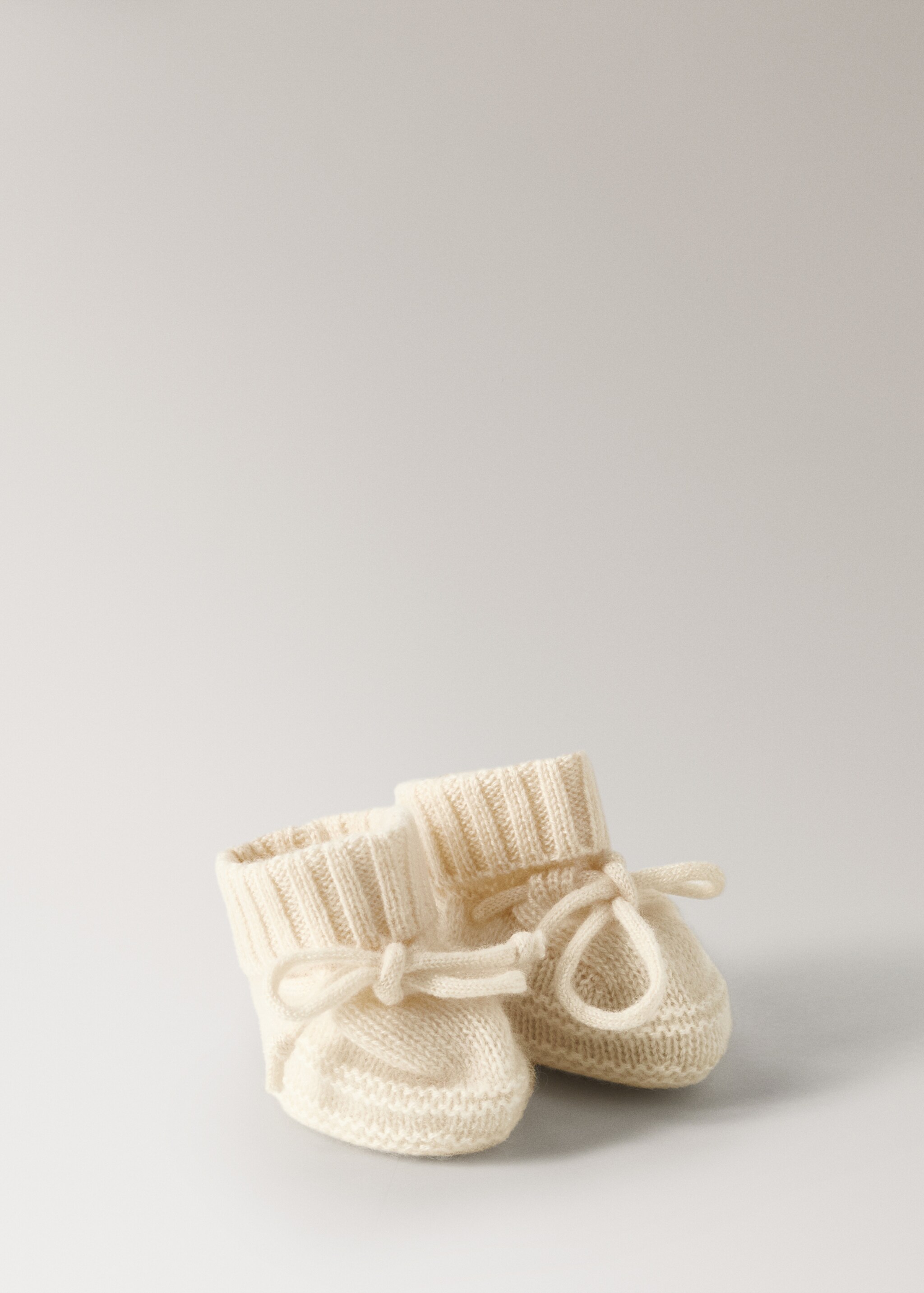 Knitted booties with bow - Details of the article 1, Ecru. Ref: 17095166-00.