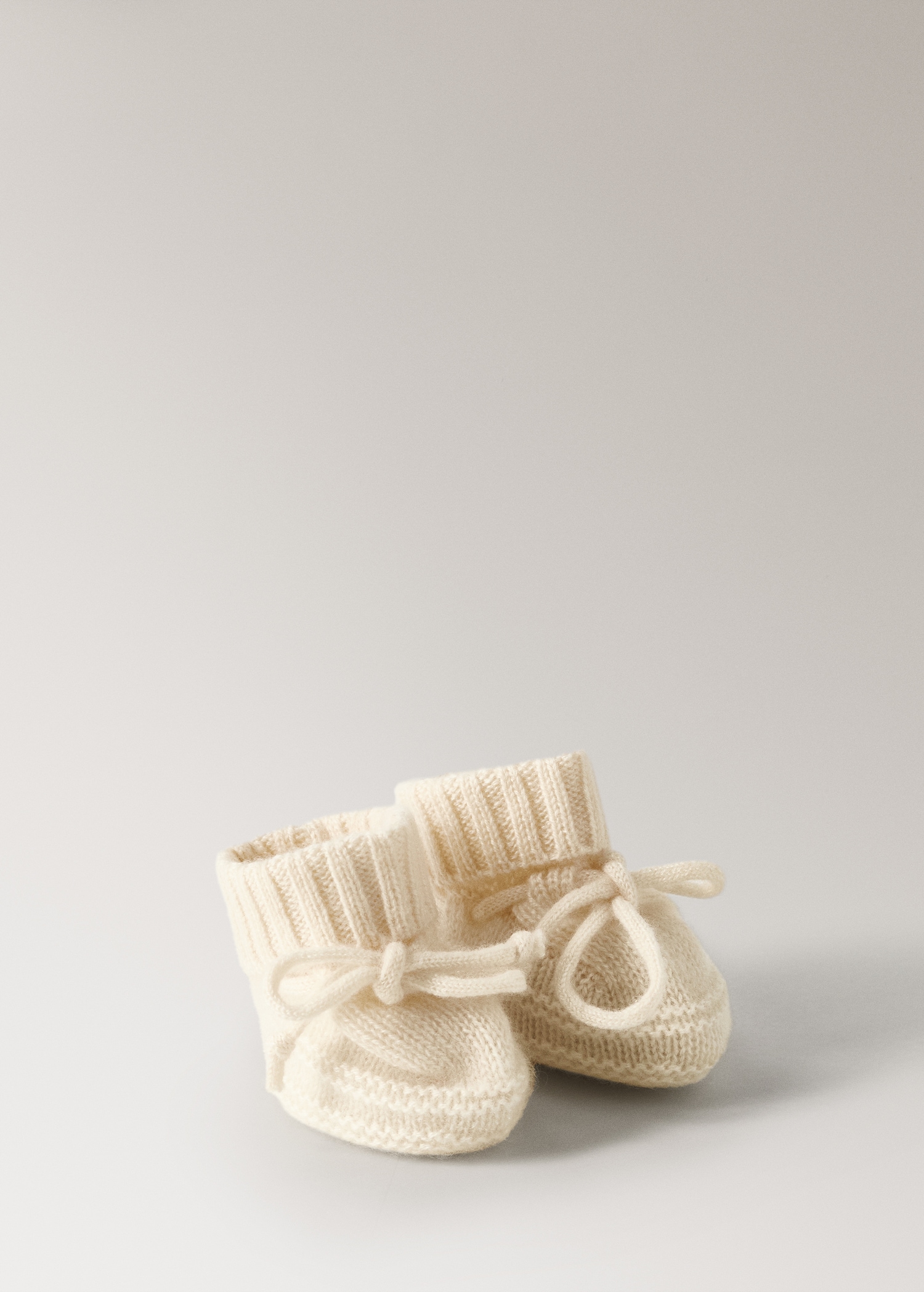 Gestrickte Babyschuhe mit Schleife - Detail des Artikels 1