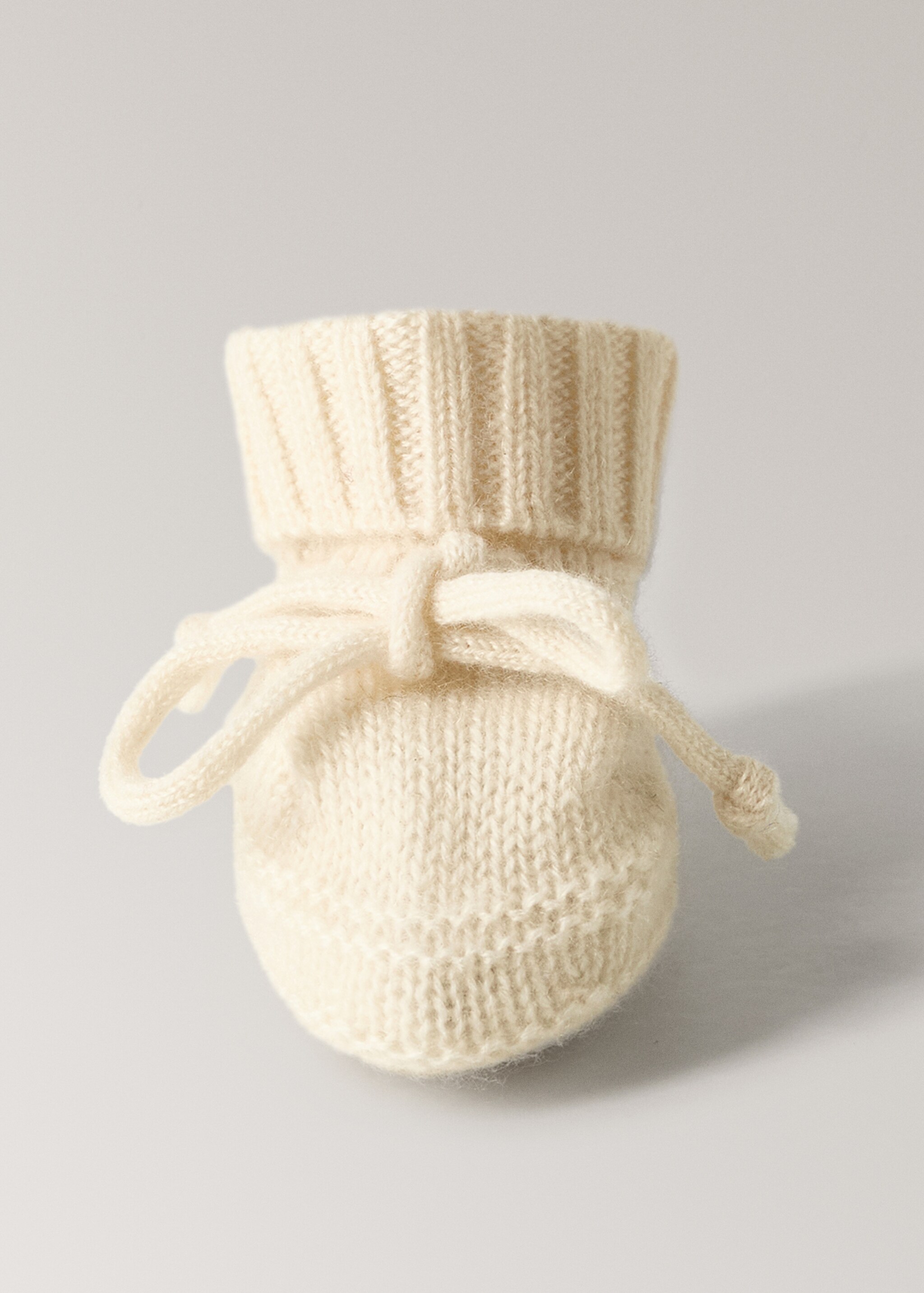 Knitted booties with bow - Details of the article 2, Ecru. Ref: 17095166-00.