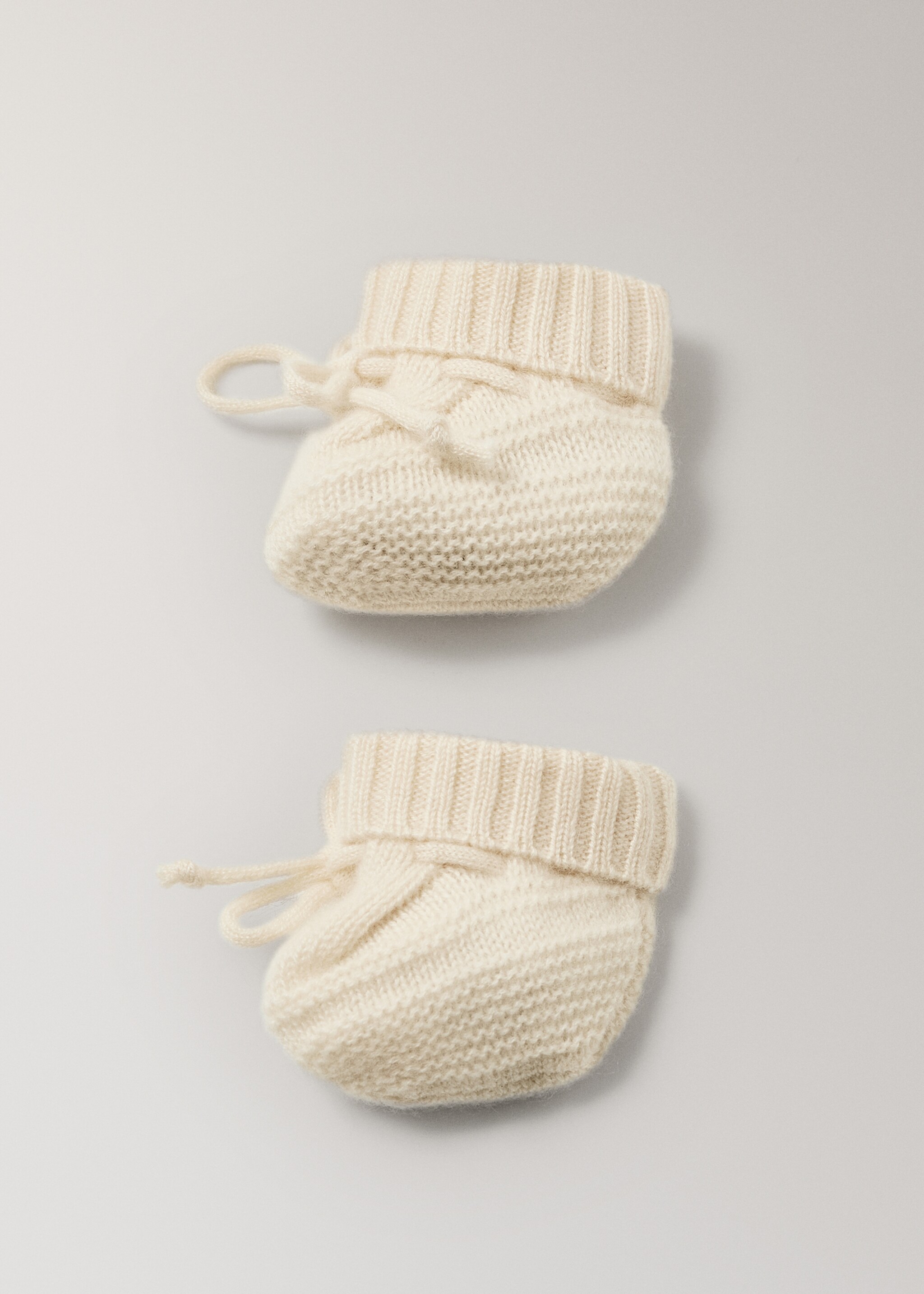 Knitted booties with bow - Details of the article 3, Ecru. Ref: 17095166-00.