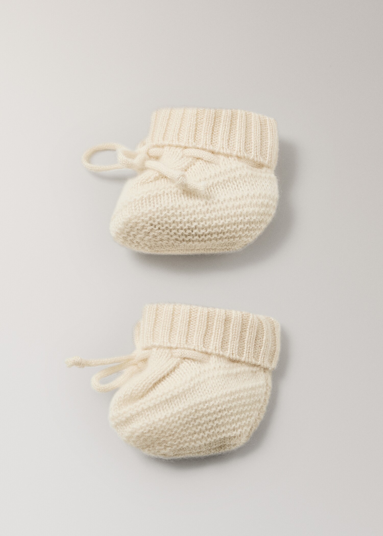 Gestrickte Babyschuhe mit Schleife - Detail des Artikels 3