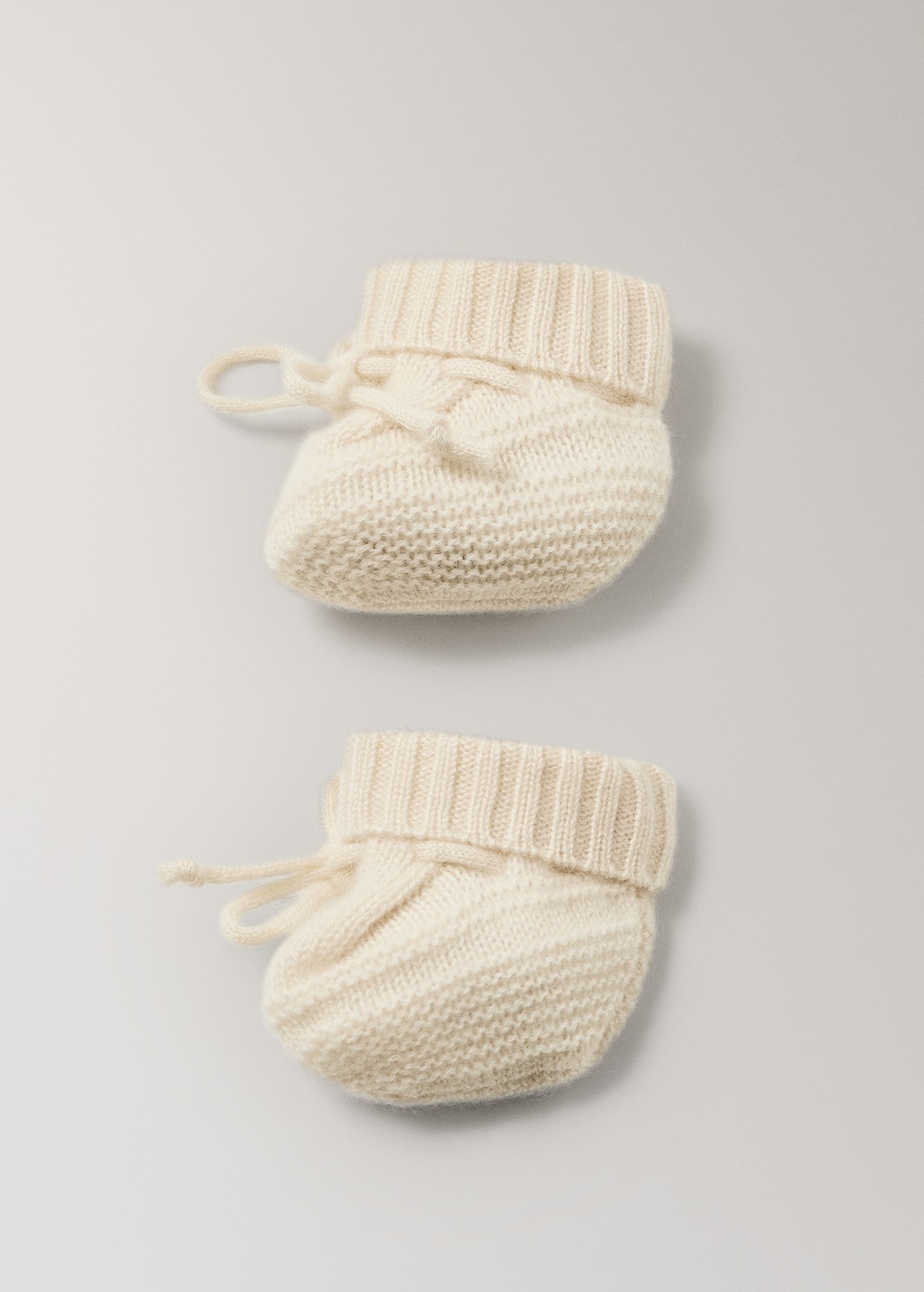 Knitted booties with bow