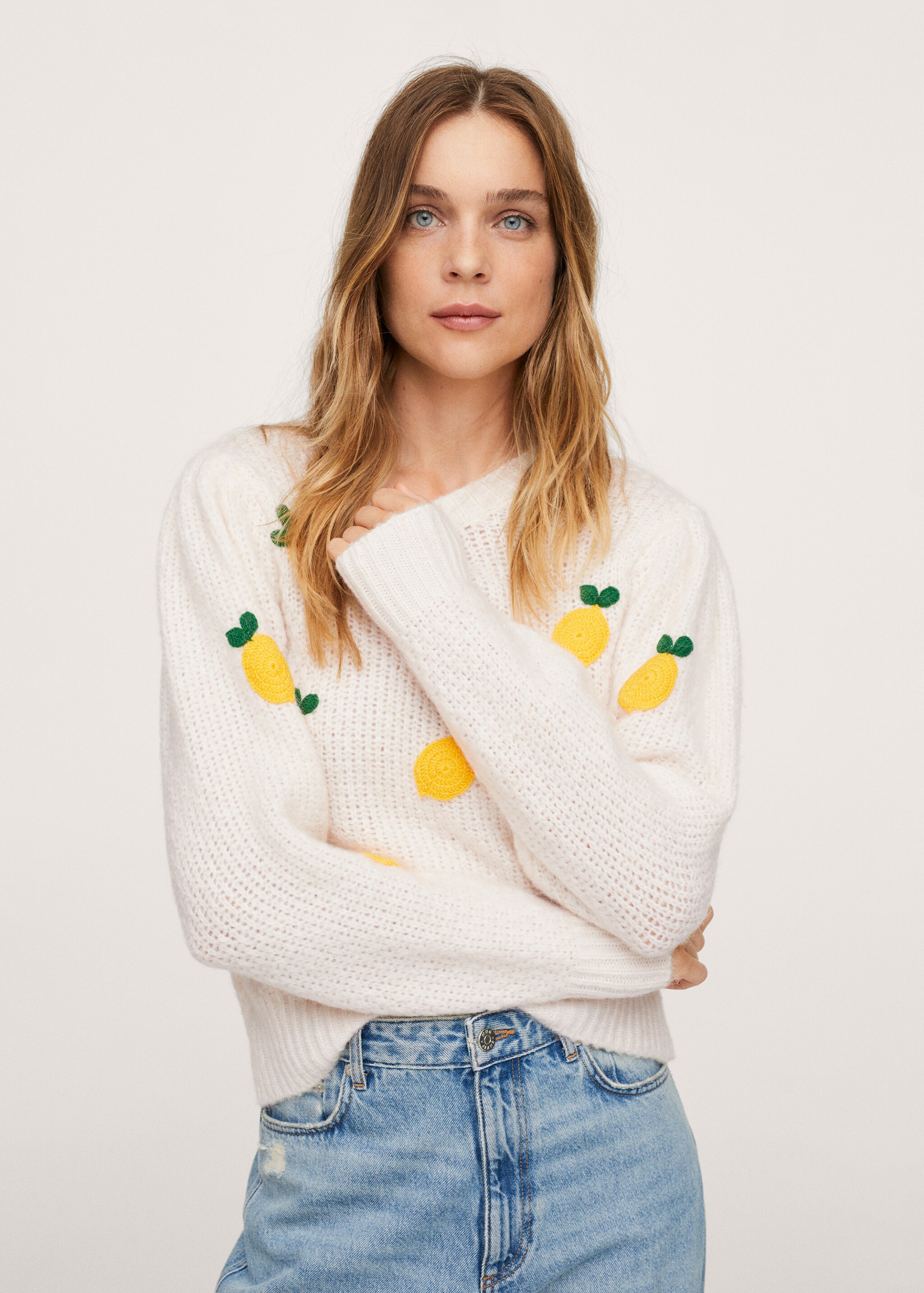 Pulover din tricot cu broderie - Plan mediu