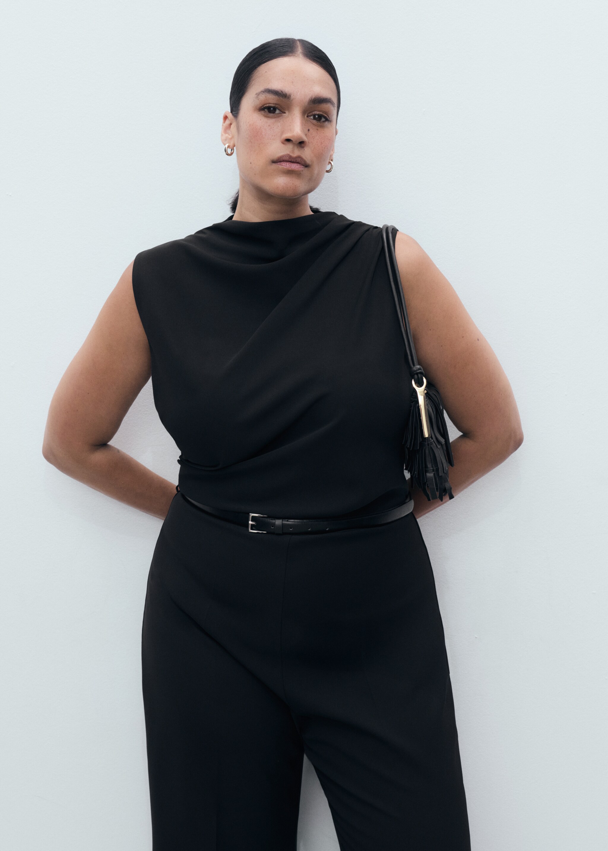 Long jumpsuit with draped neck and belt - Details of the article 5