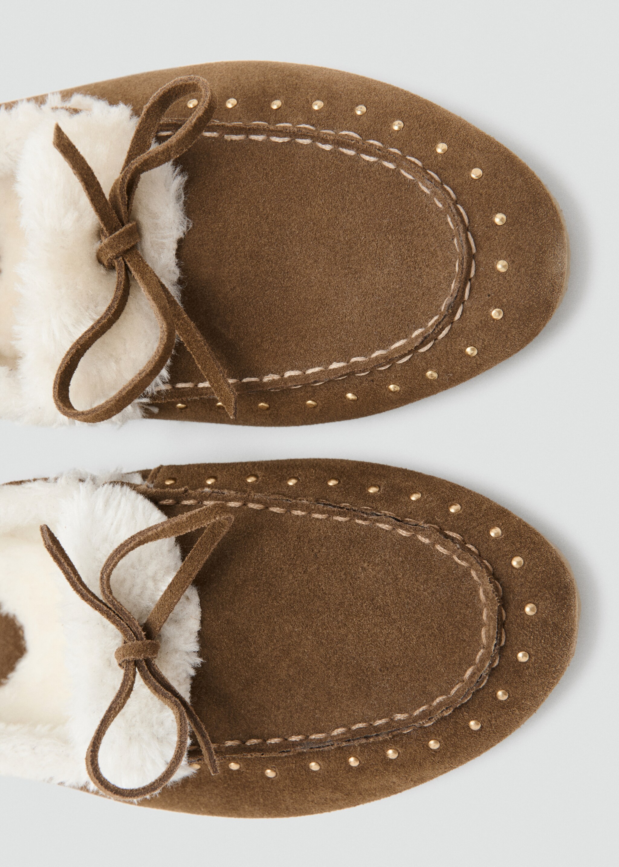 Sheepskin moccasins with studs - Details of the article 2, Leather. Ref: 17095787-00.