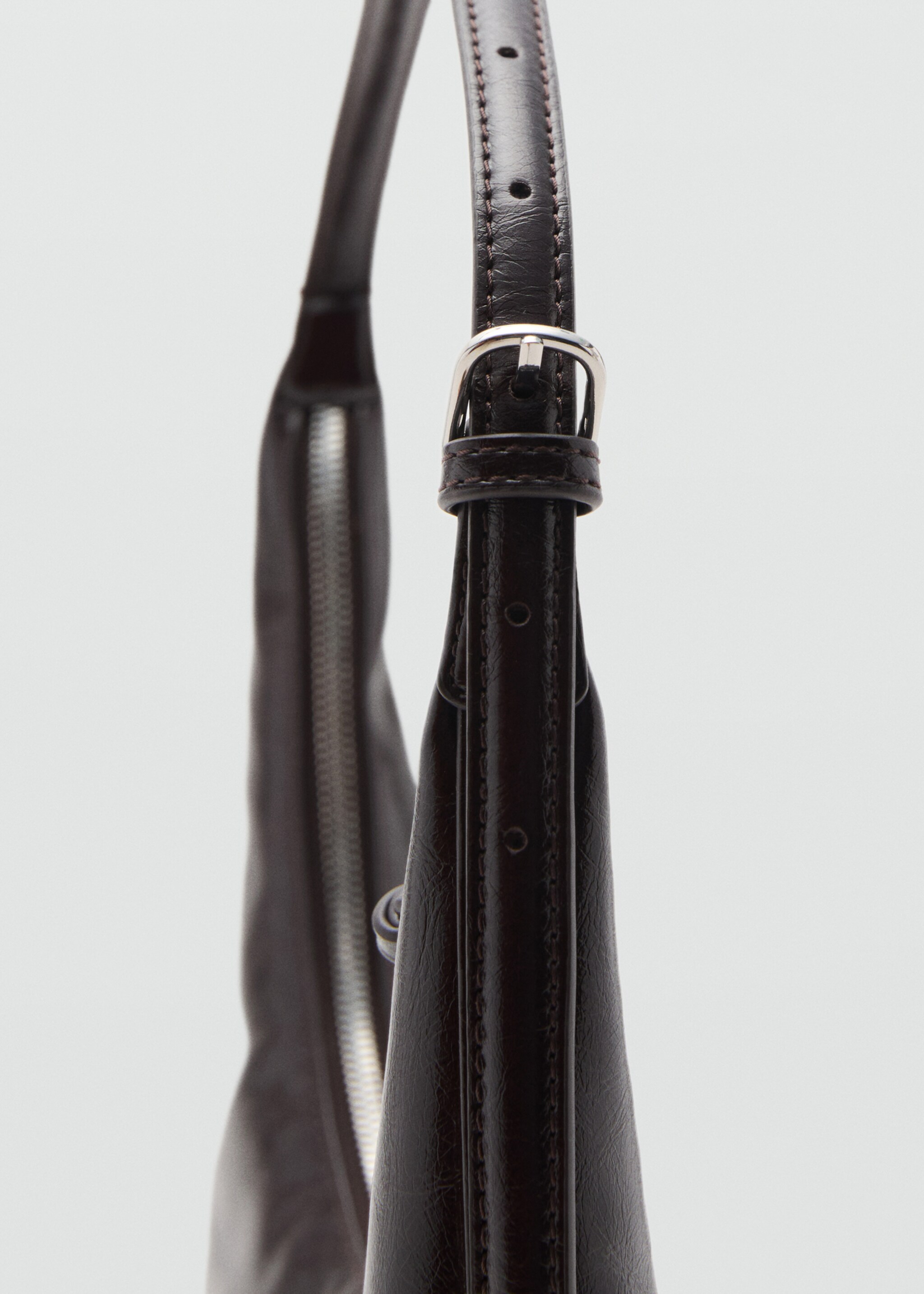 Medium oval bag with a pebbled effect - Details of the article 1, Chocolate. Ref: 17095792-00.