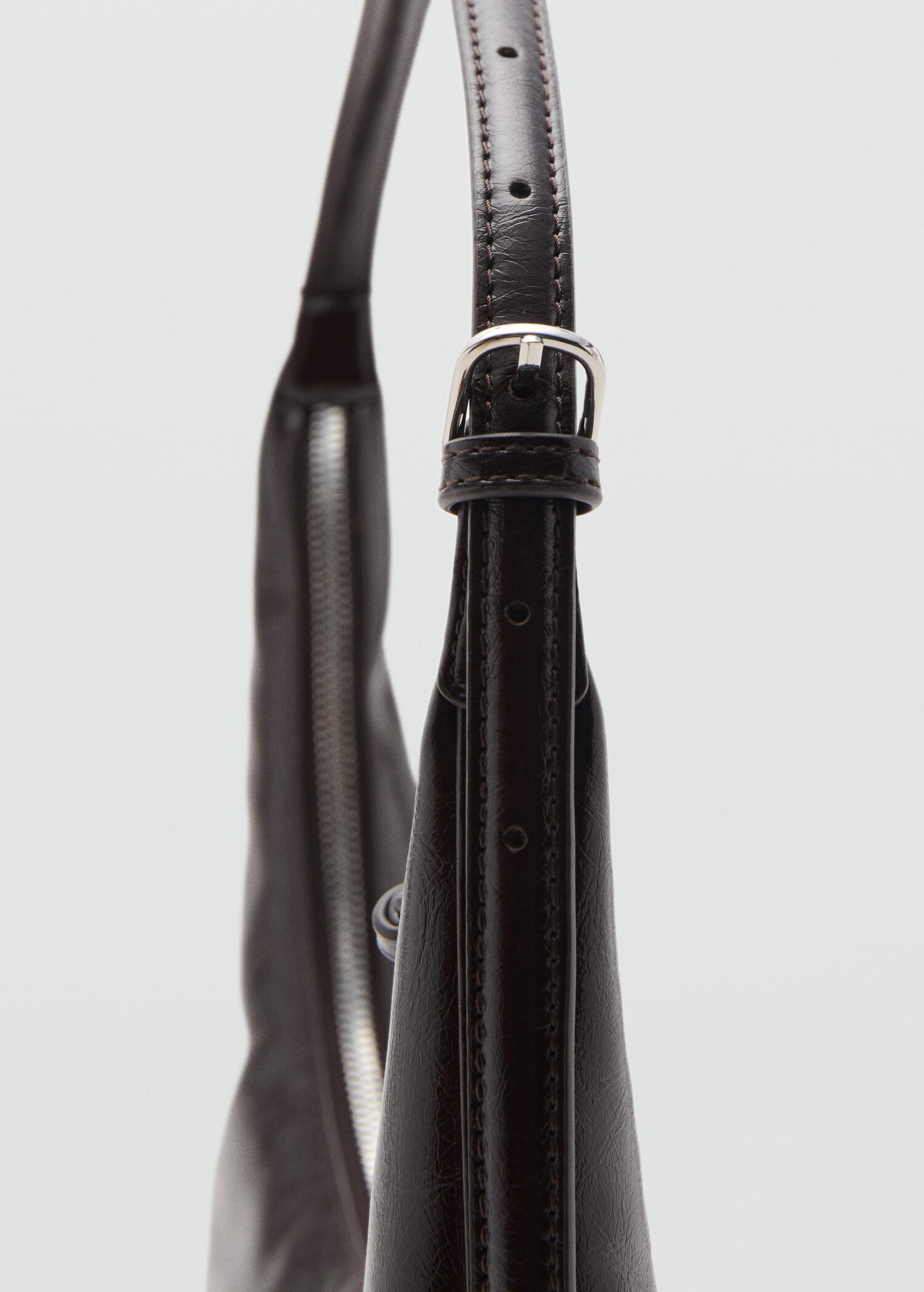 Medium oval bag with a pebbled effect - Details of the article 1