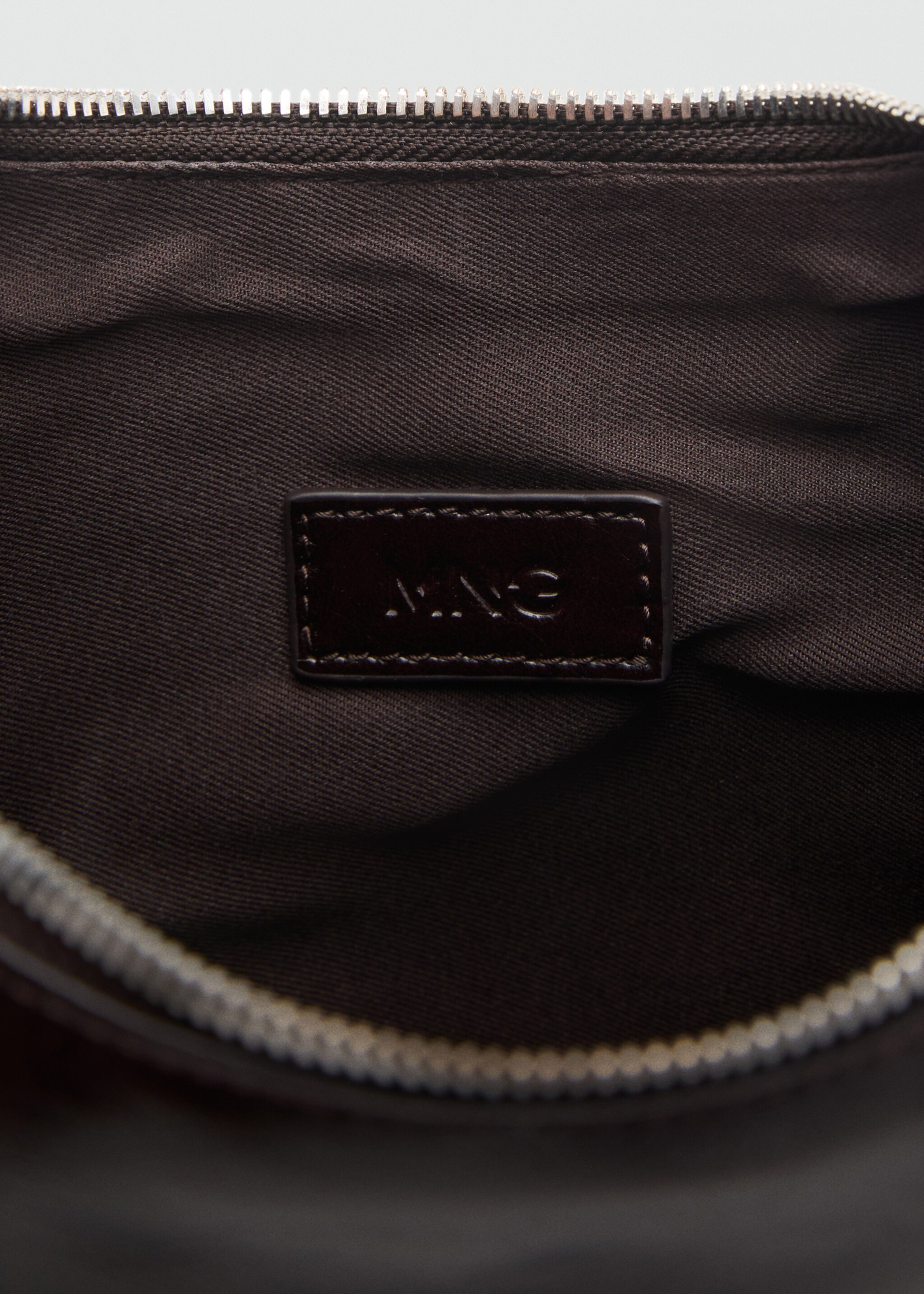 Medium oval bag with a pebbled effect - Details of the article 2, Chocolate. Ref: 17095792-00.