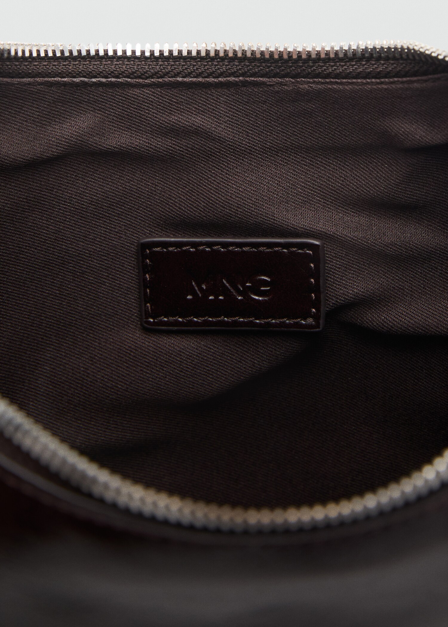 Medium oval bag with a pebbled effect - Details of the article 2