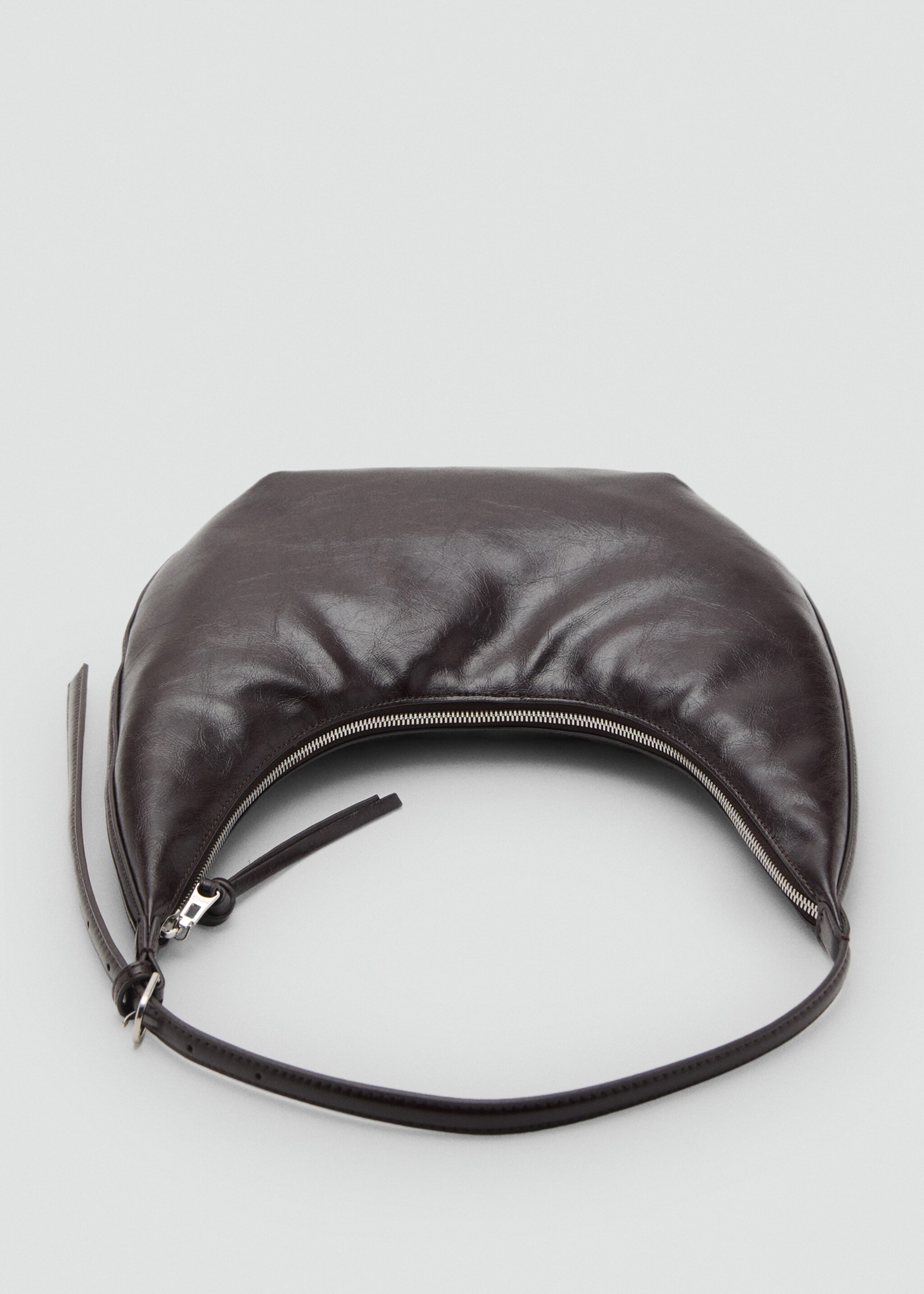 Medium oval bag with a pebbled effect - Details of the article 3, Chocolate. Ref: 17095792-00.