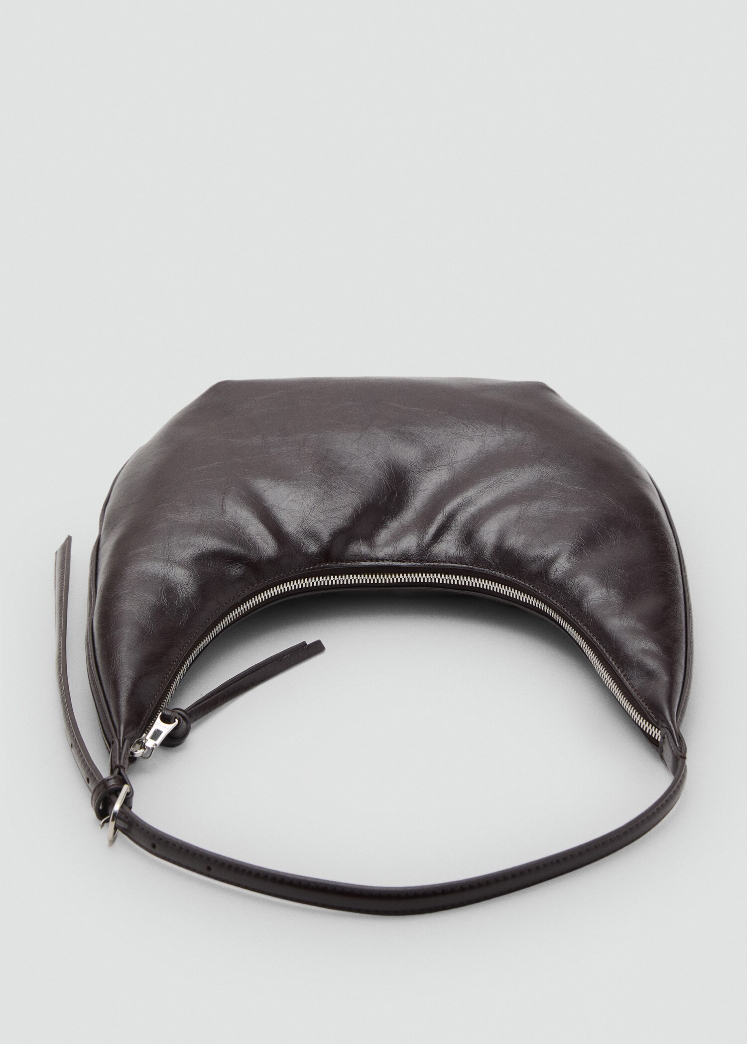 Medium oval bag with a pebbled effect - Details of the article 3