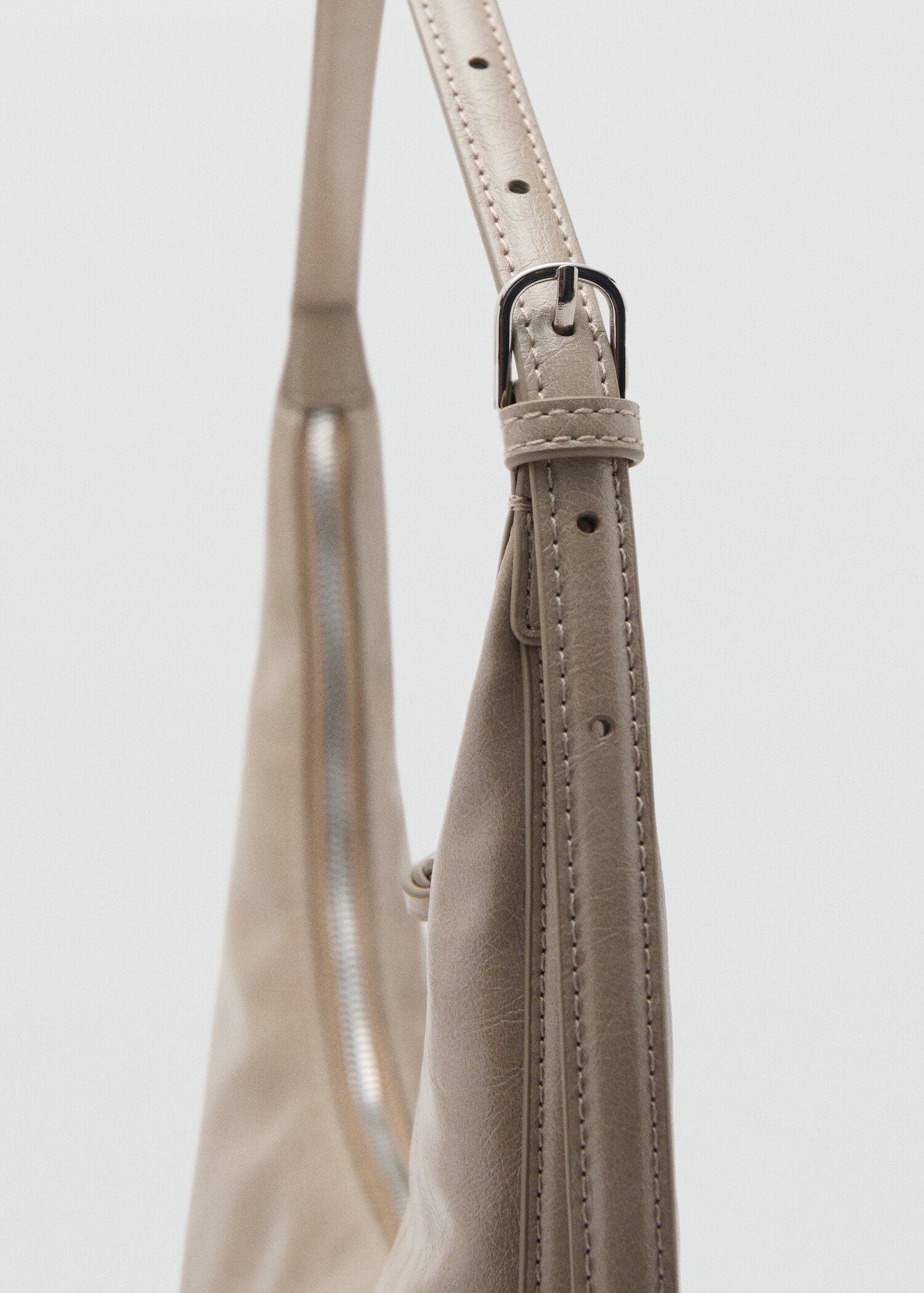 Medium oval bag with a pebbled effect - Details of the article 1