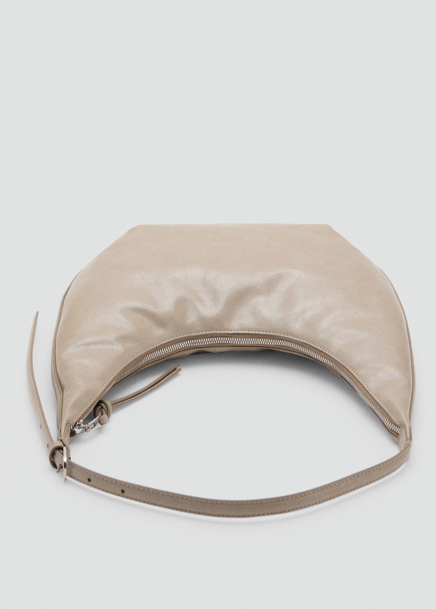 Medium oval bag with a pebbled effect - Details of the article 3