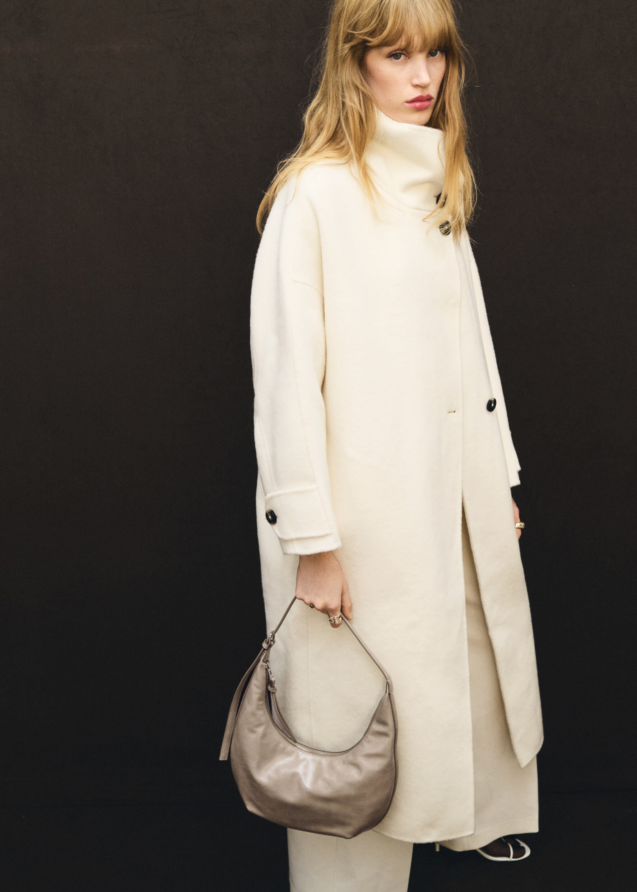 Medium oval bag with a pebbled effect - Details of the article 9, Light/Pastel Brown. Ref: 17095792-00.