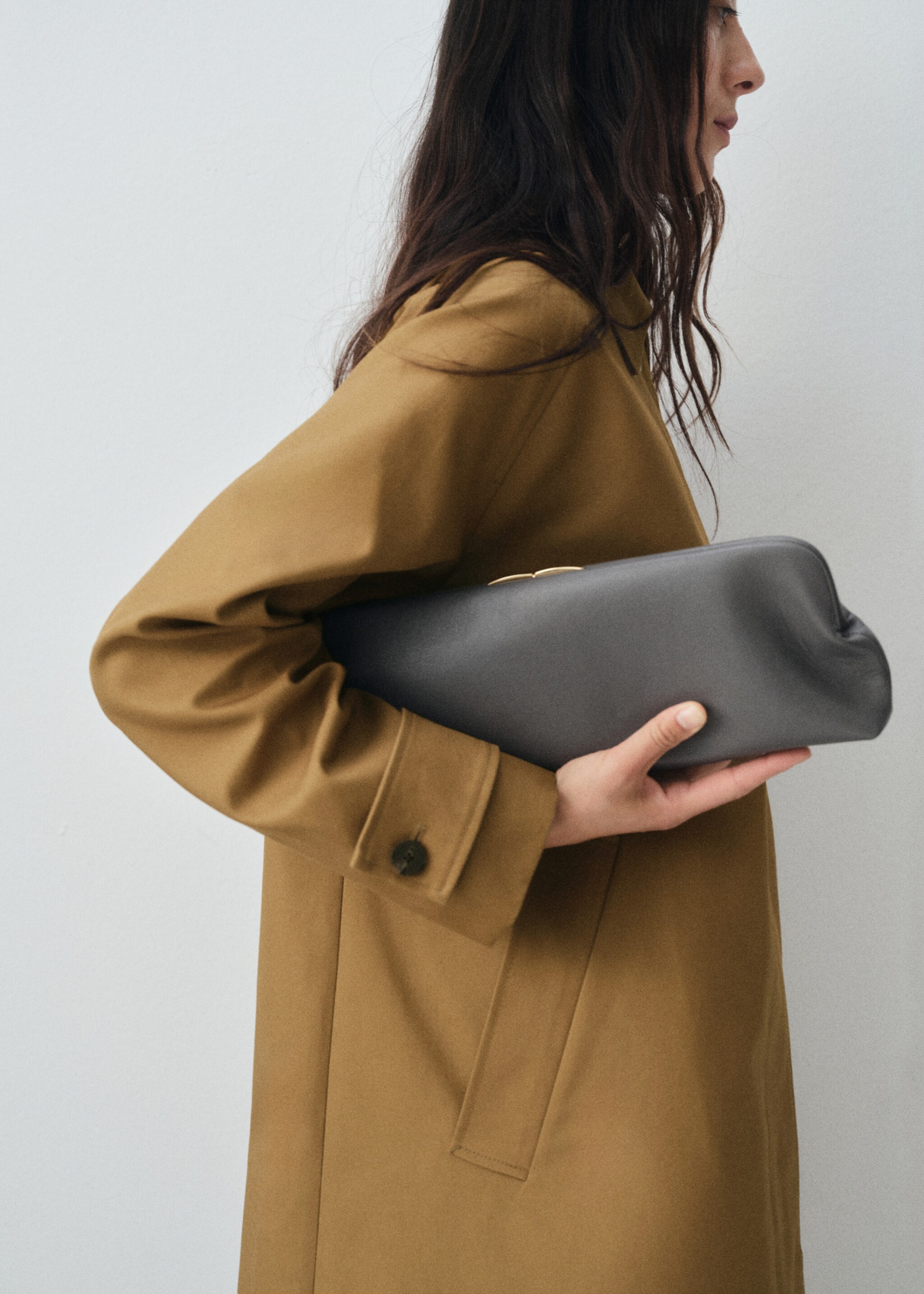 100% cotton long trench coat - Details of the article 6, Tobacco Brown. Ref: 17095801-00.