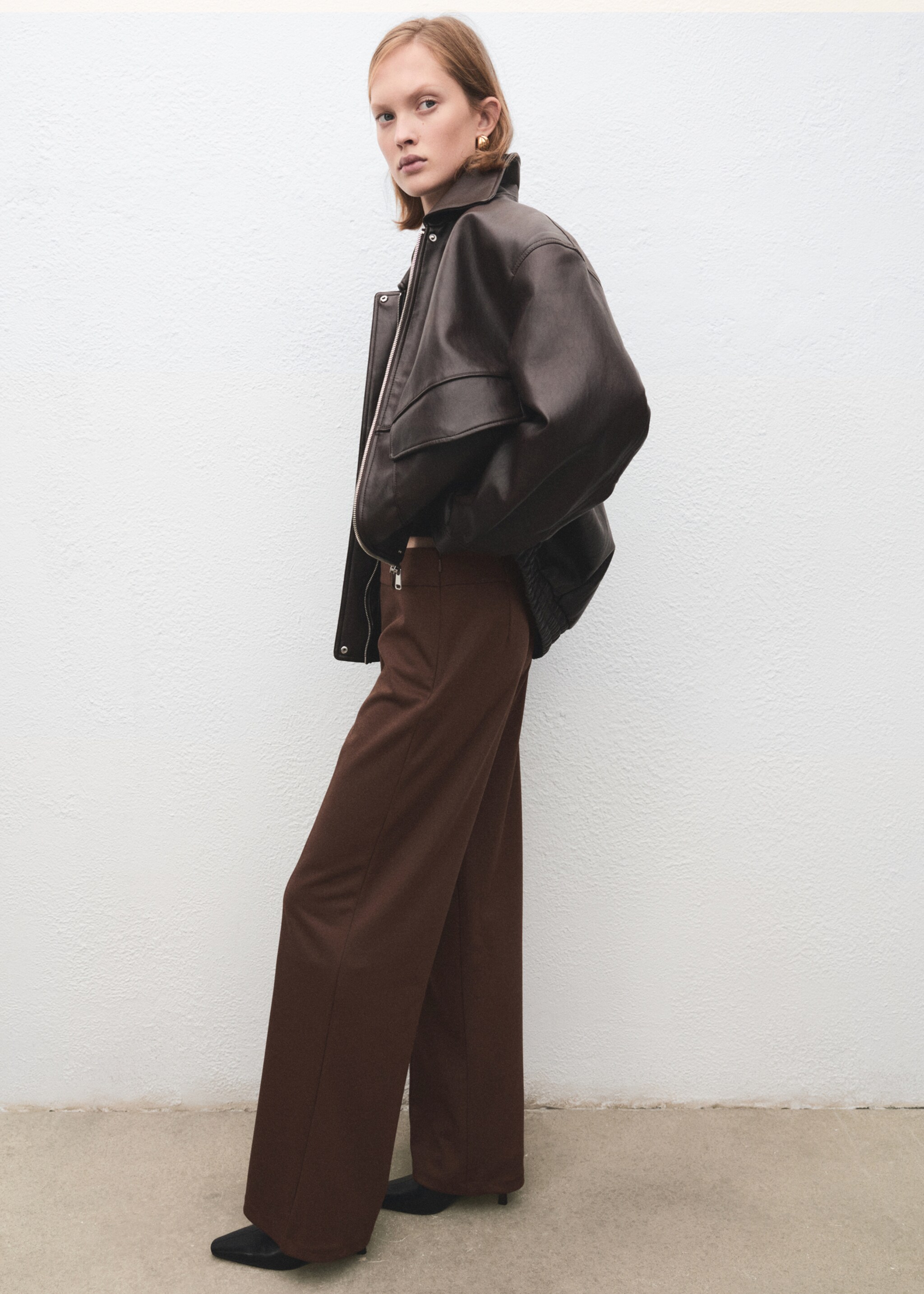 High-waisted wide-leg trousers with belt loops - Details of the article 2, Medium Brown. Ref: 17095818-00.