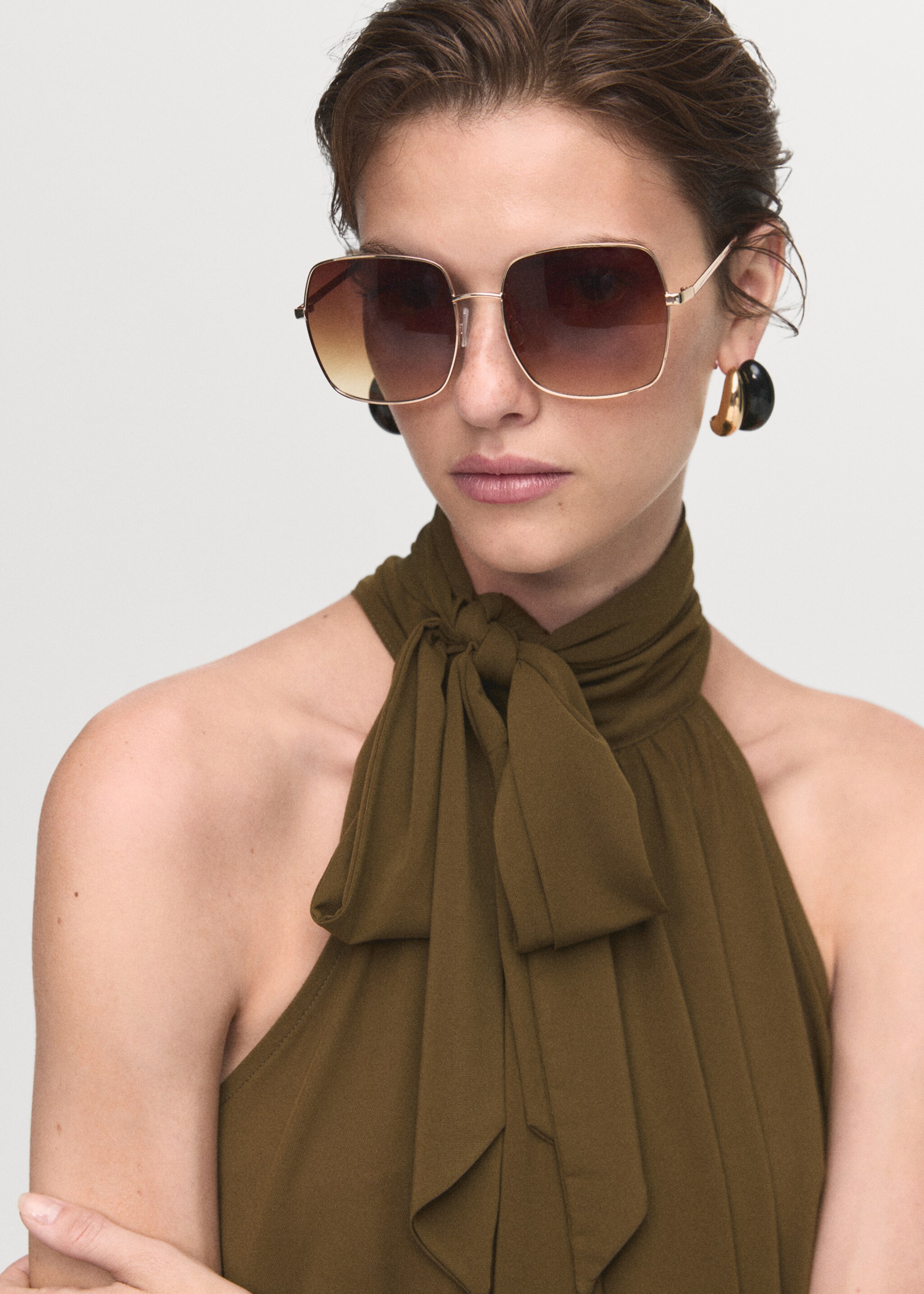 Top emmanchures américaines avec nœud - Détail de l'article 1, Kaki. Ref: 17095825-00.