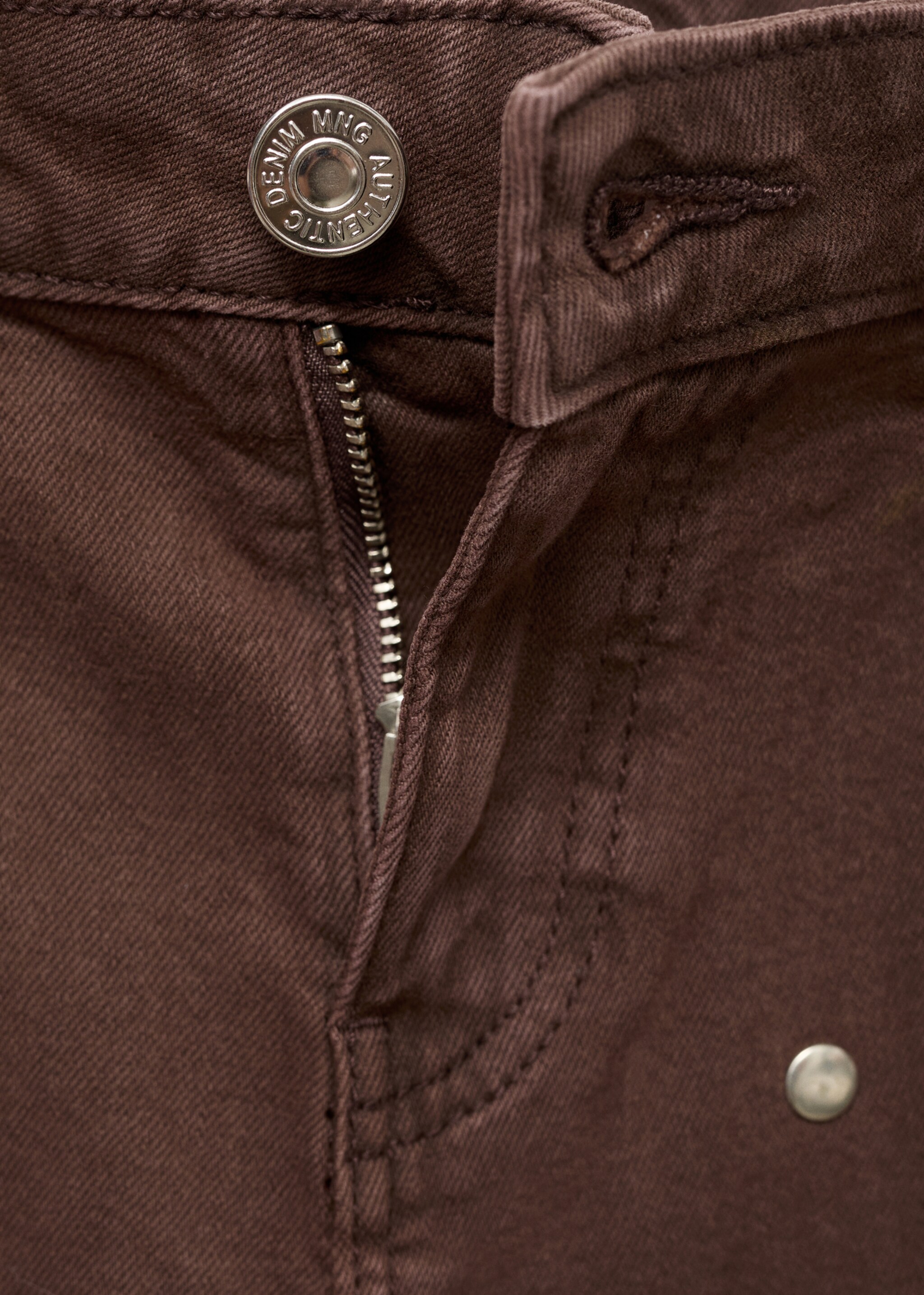 Jean droit rivets - Détail de l'article 8, Chocolat. Ref: 17095974-00.