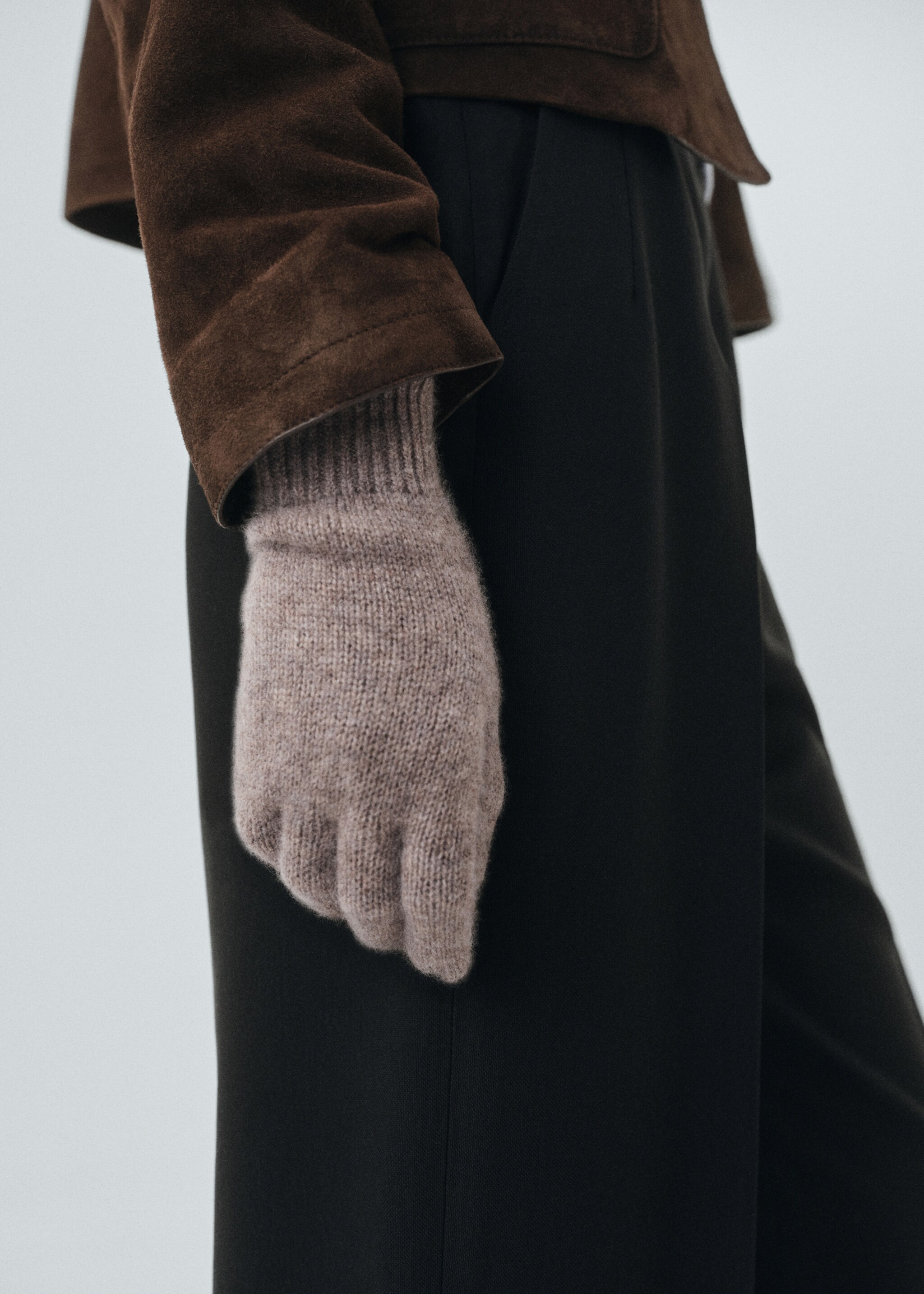 100% Cashmere gloves - Details of the article 9, Medium Brown. Ref: 17095975-00.
