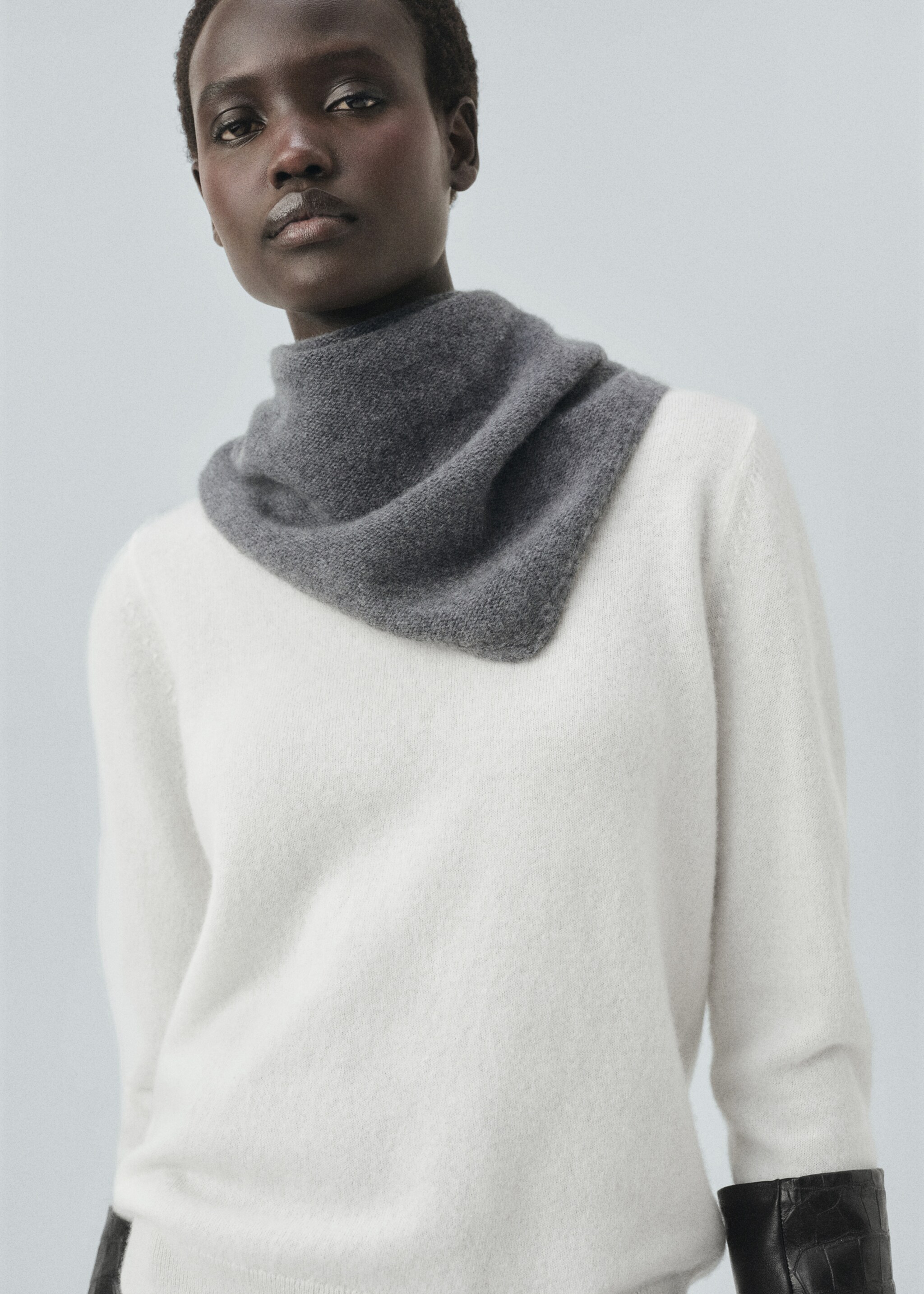 Cashmere-blend knitted shawl - Details of the article 9, Dark Heather Grey. Ref: 17095983-00.