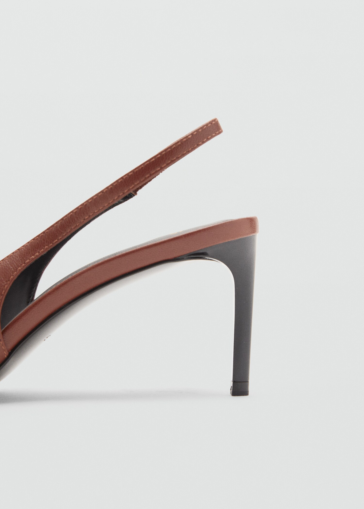 Leather heeled shoes with ring - Details of the article 1