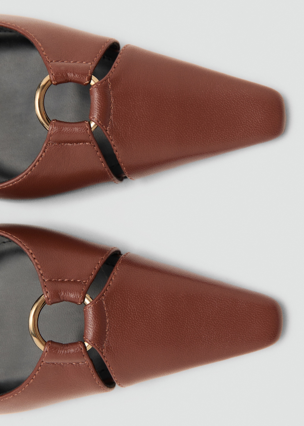 Leather heeled shoes with ring