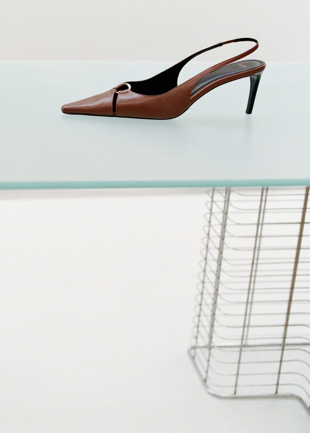 Leather heeled shoes with ring