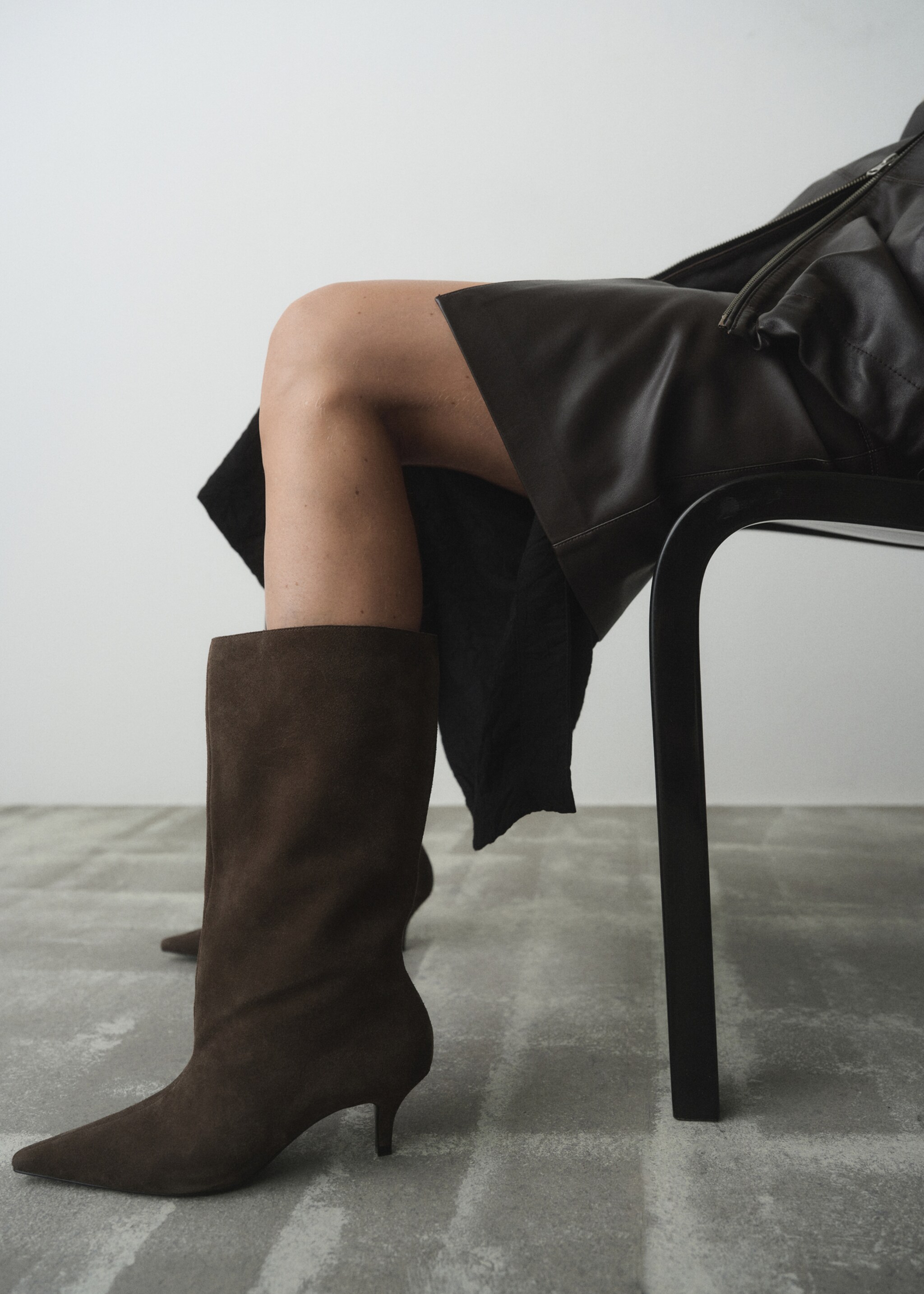 Suede ankle boot with kitten heel - Details of the article 7, Chocolate. Ref: 17096341-00.