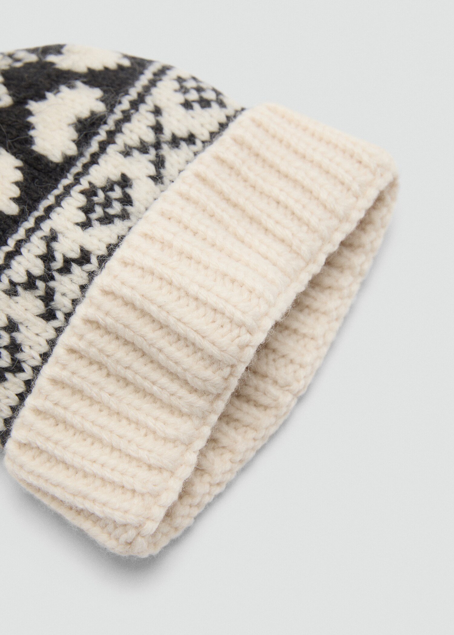 Knitted pom-pom hat - Medium plane