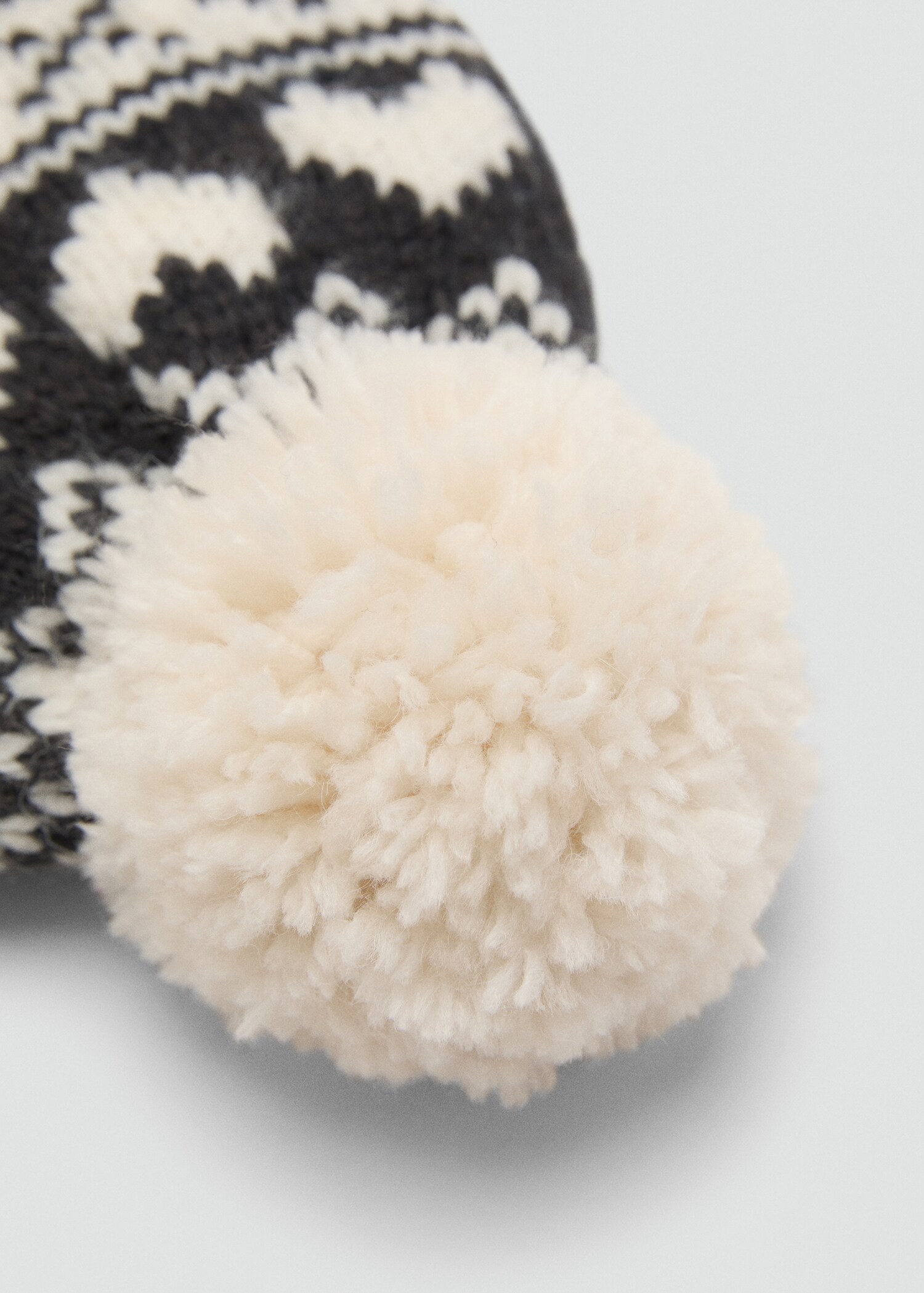 Knitted pom-pom hat - Details of the article 1