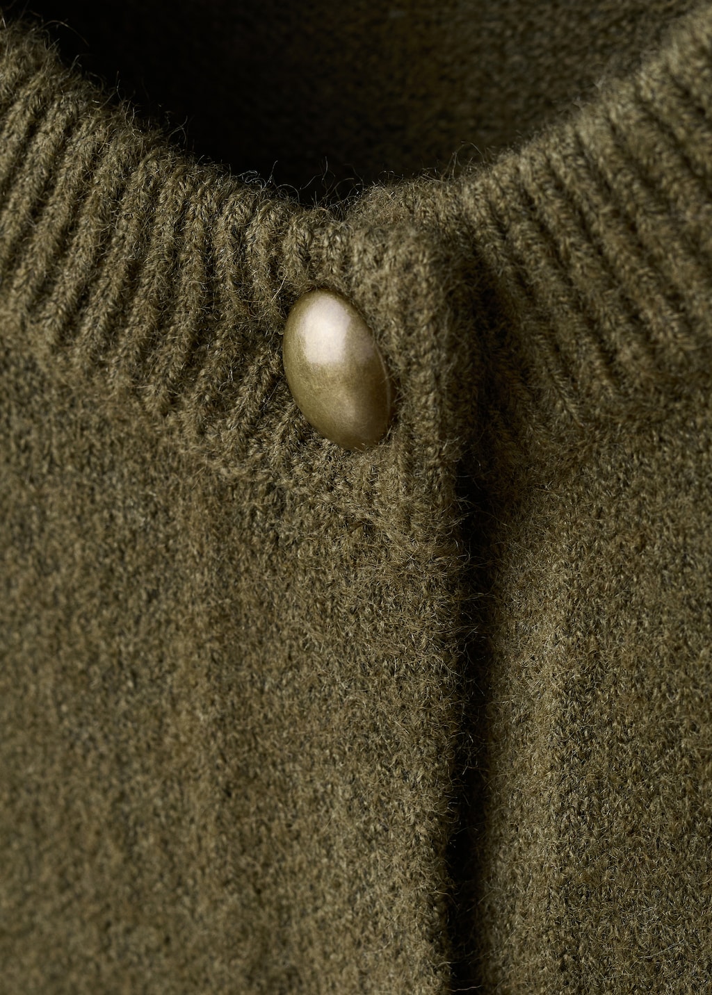 Chunky-knit cardigan with buttons