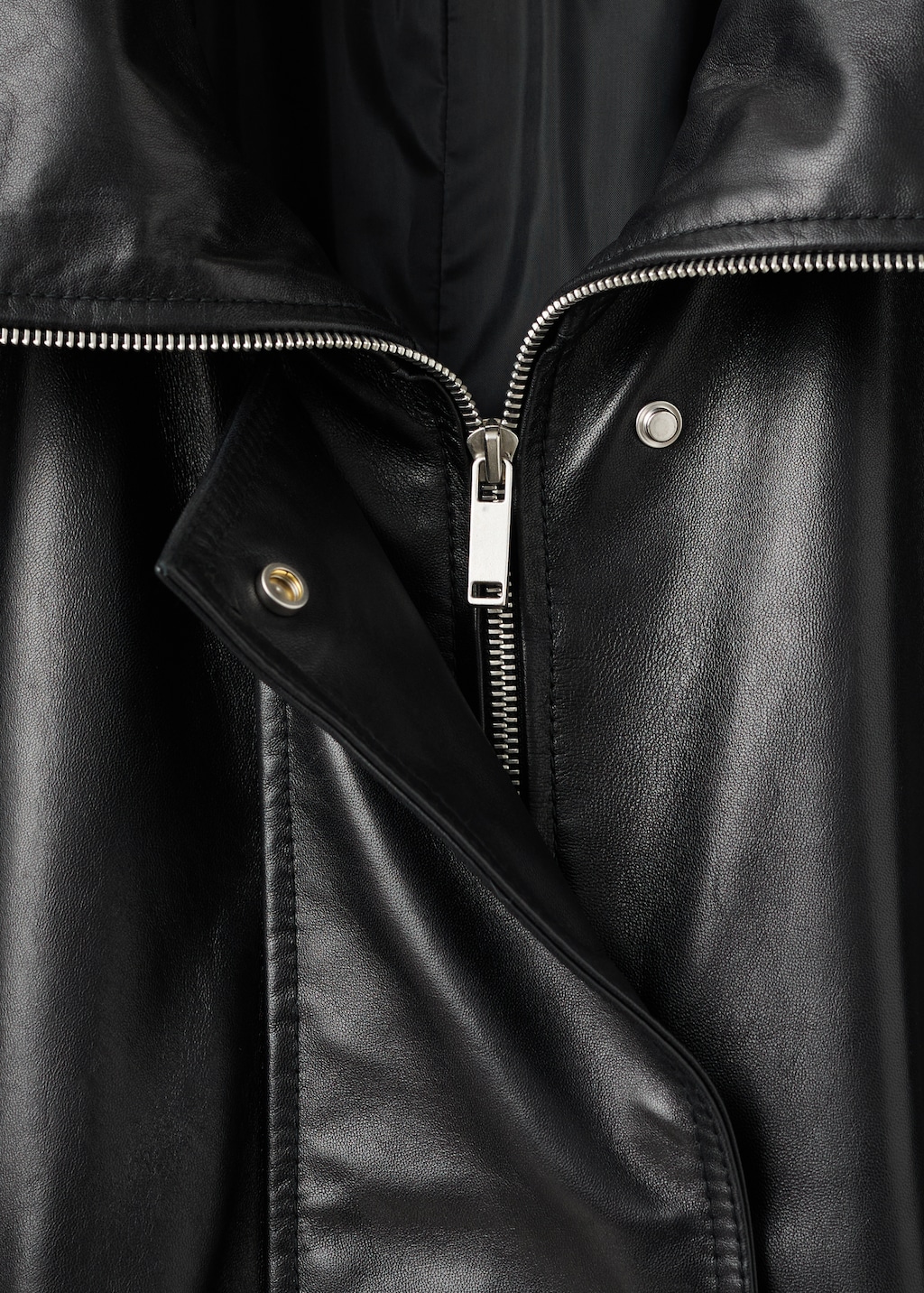 100% leather jacket with notched lapel collar