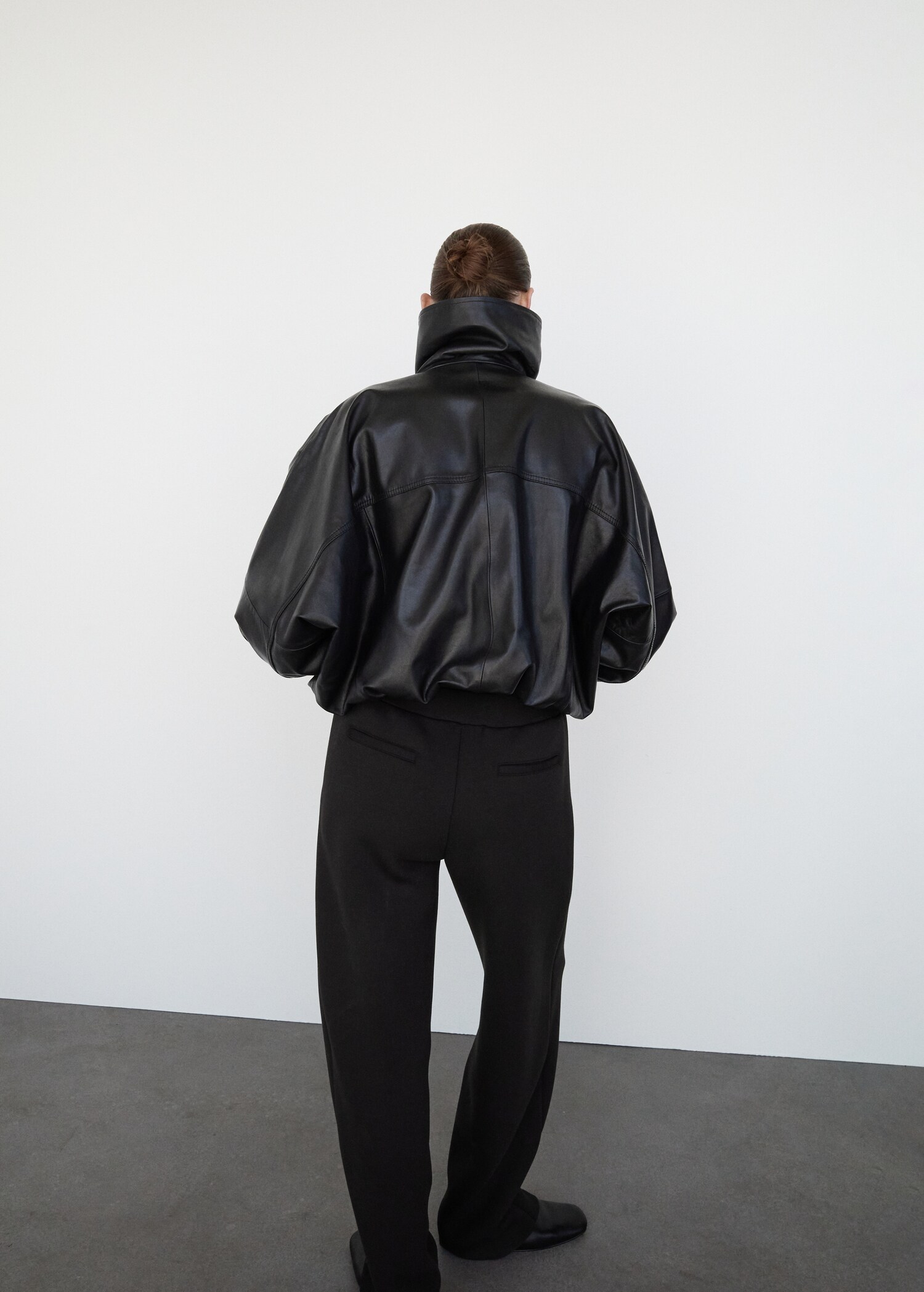 100% leather jacket with notched lapel collar - Reverse of the article