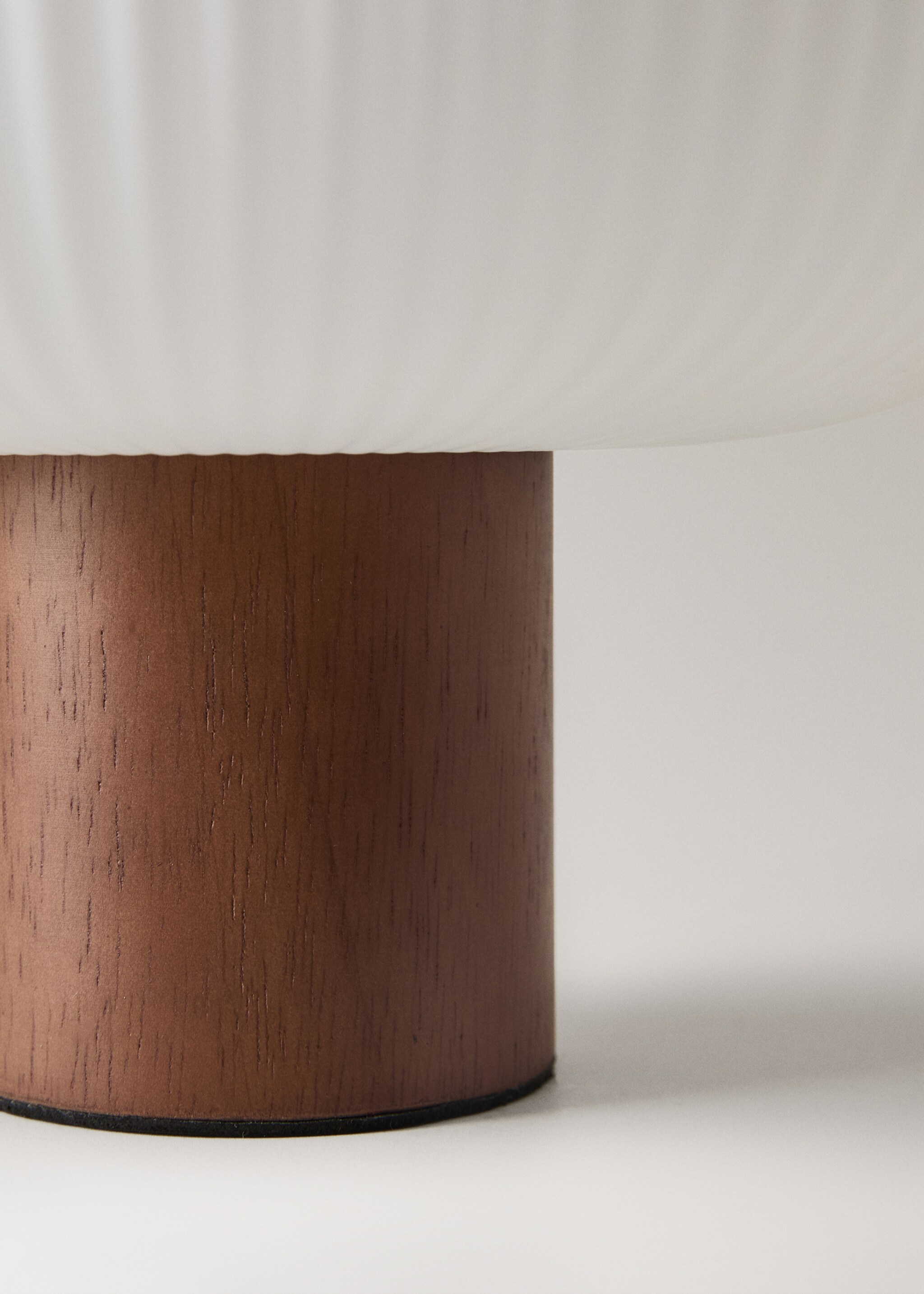 Wood and glass table lamp - Details of the article 1, Brown. Ref: 17096722-00.