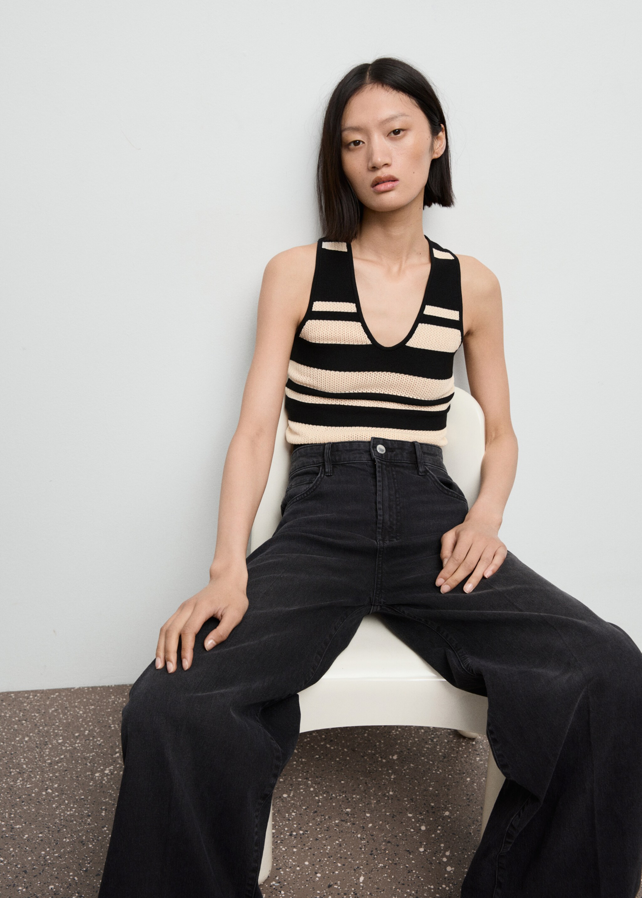 Knitted V-neck top with stripes - Medium plane, Black. Ref: 17096727-00.