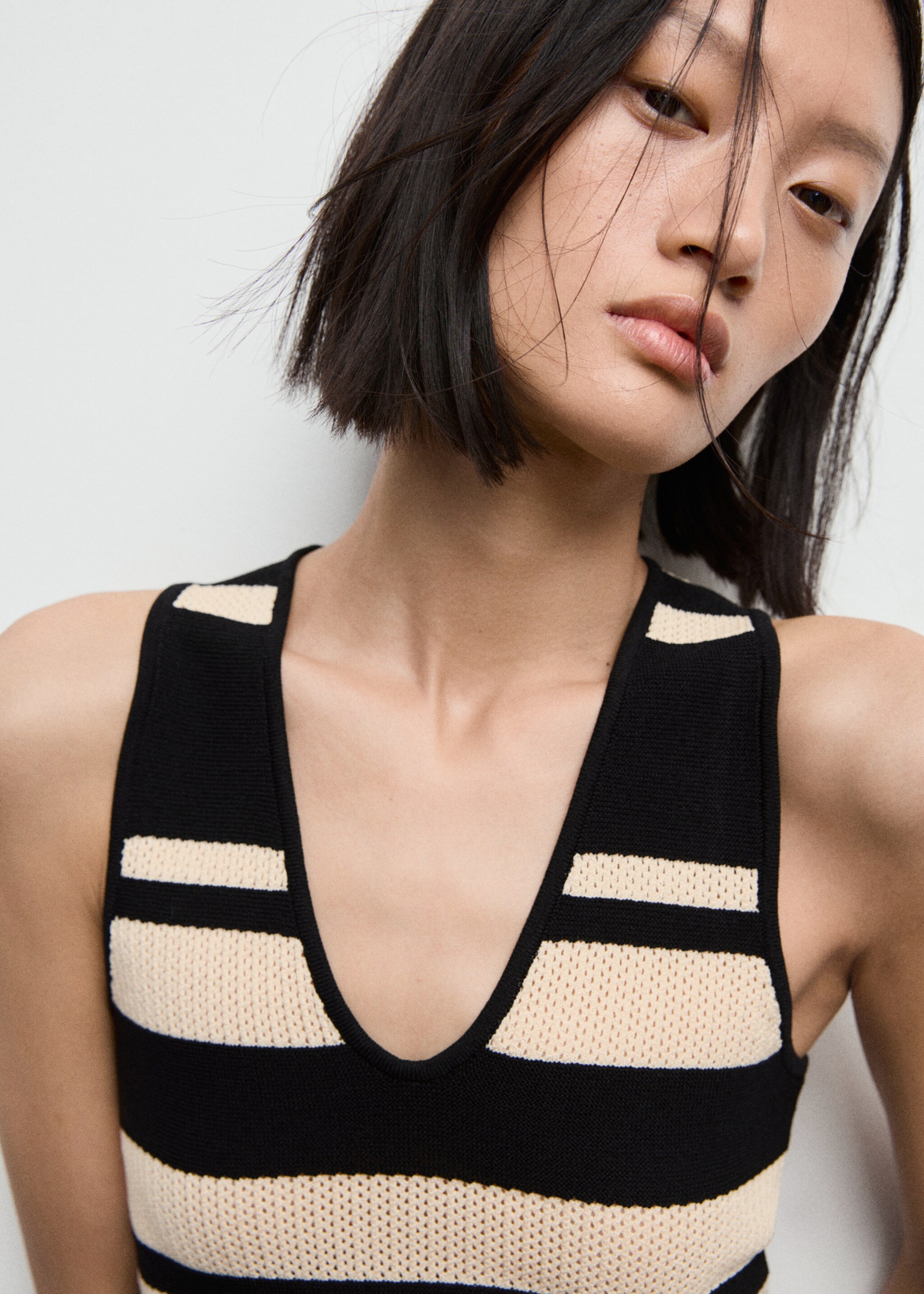 Knitted V-neck top with stripes - Details of the article 1, Black. Ref: 17096727-00.